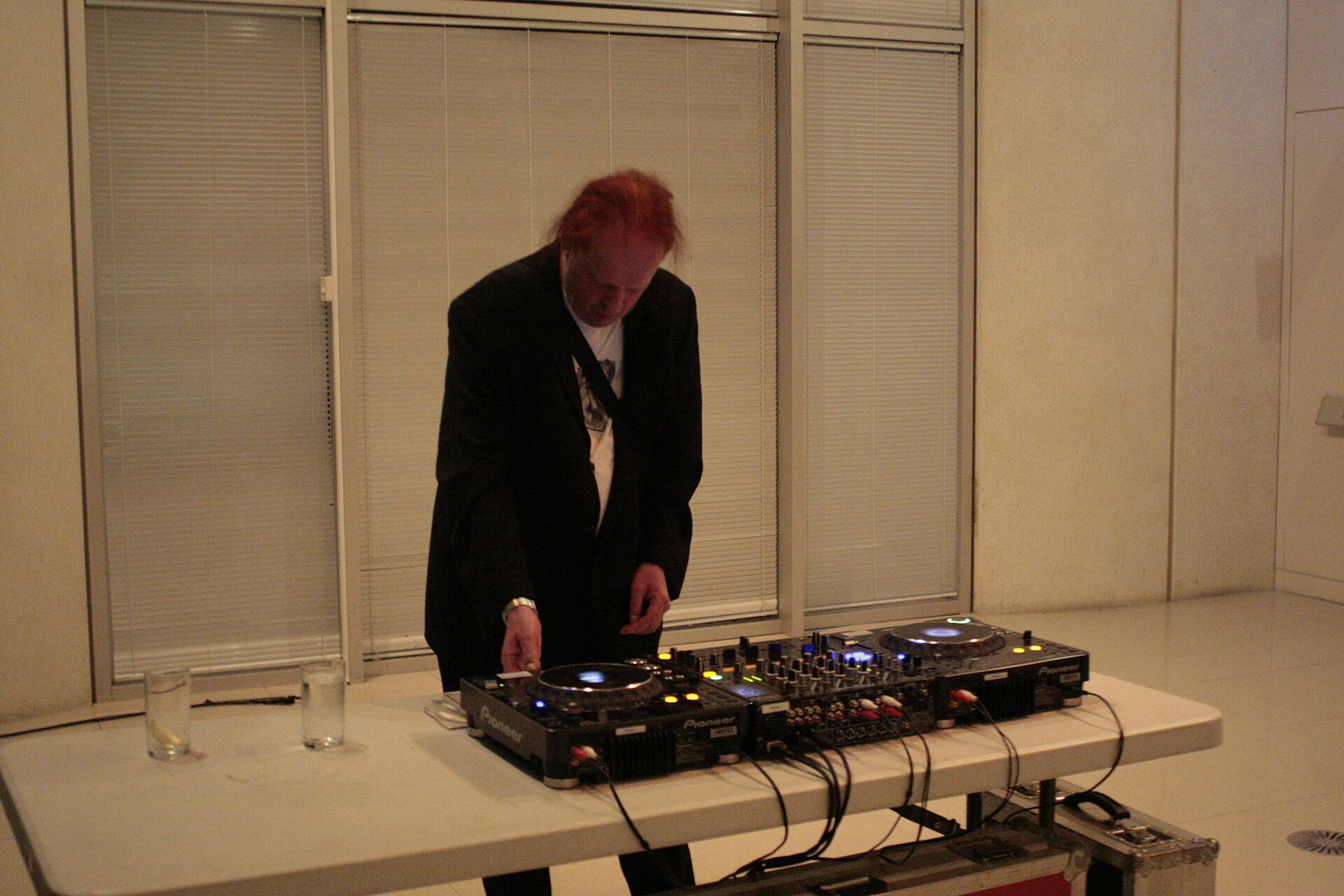 Imagem de referência de Cabaret Voltaire, descrito nos dados abertos como banda britânica de música eletronica