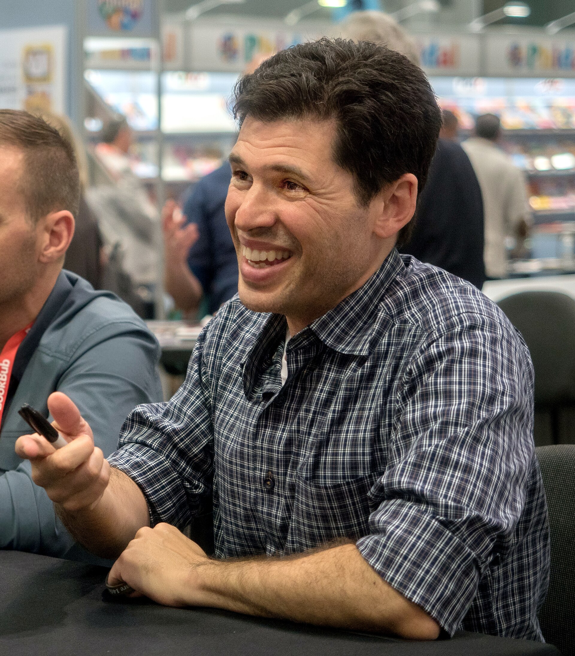 Imagem de referência relacionada a Max Brooks, item descrito como registro de referência sobre Max Brooks, organizado a partir de dados estruturados abertos