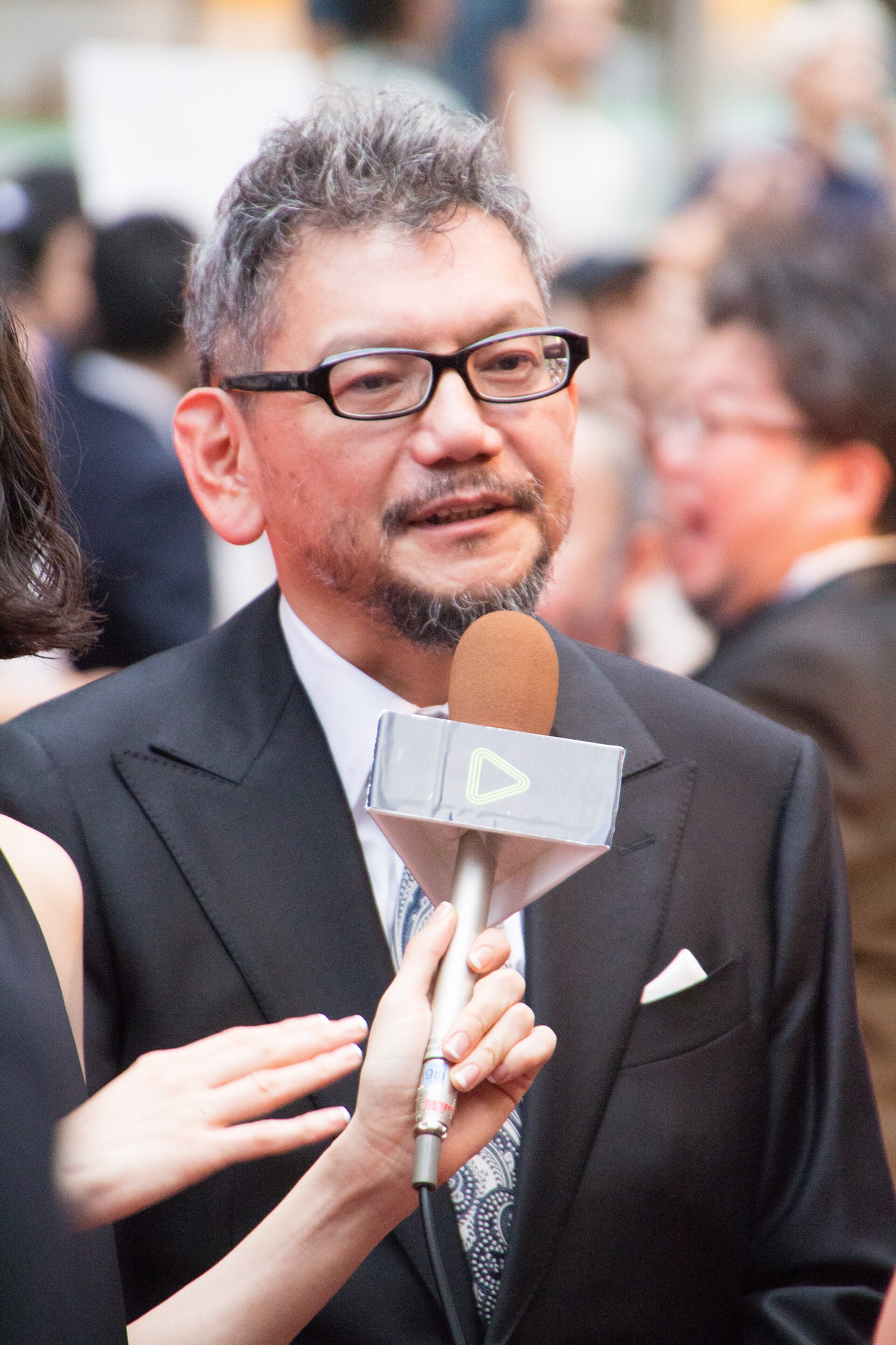 Imagem de referência relacionada a Hideaki Anno, item descrito como ator japonês