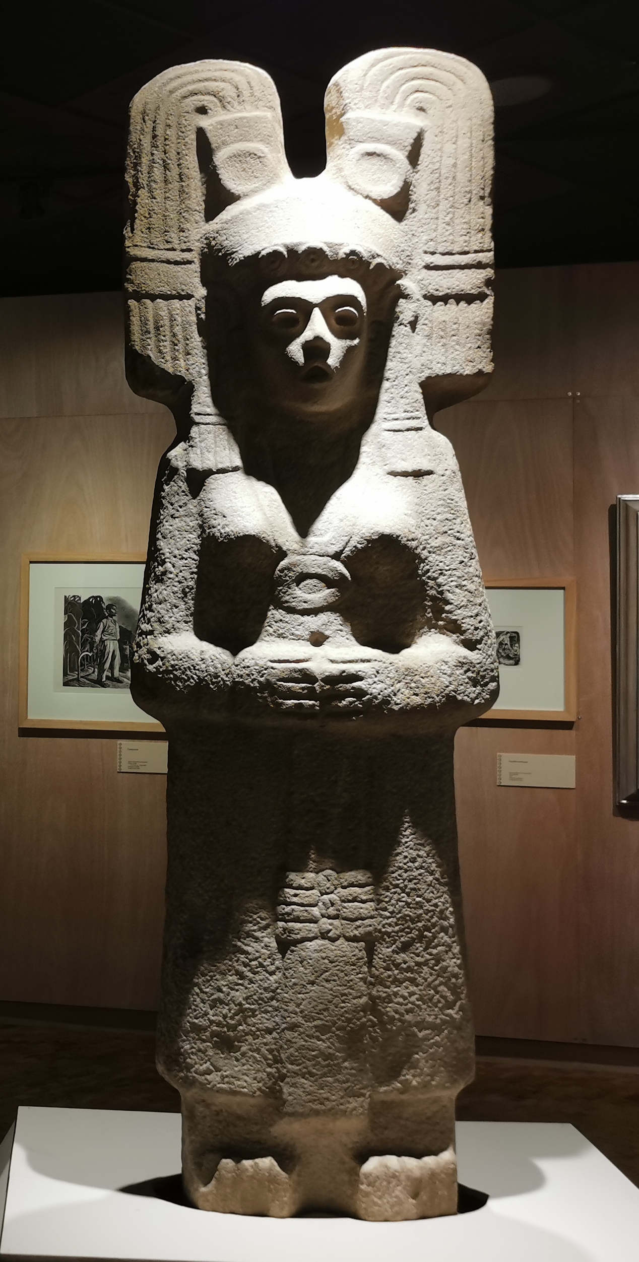 Imagem de referência de La joven de Amajac, descrito nos dados abertos como monólito Huastec encontrado em Alamo Temapache, Veracruz, México