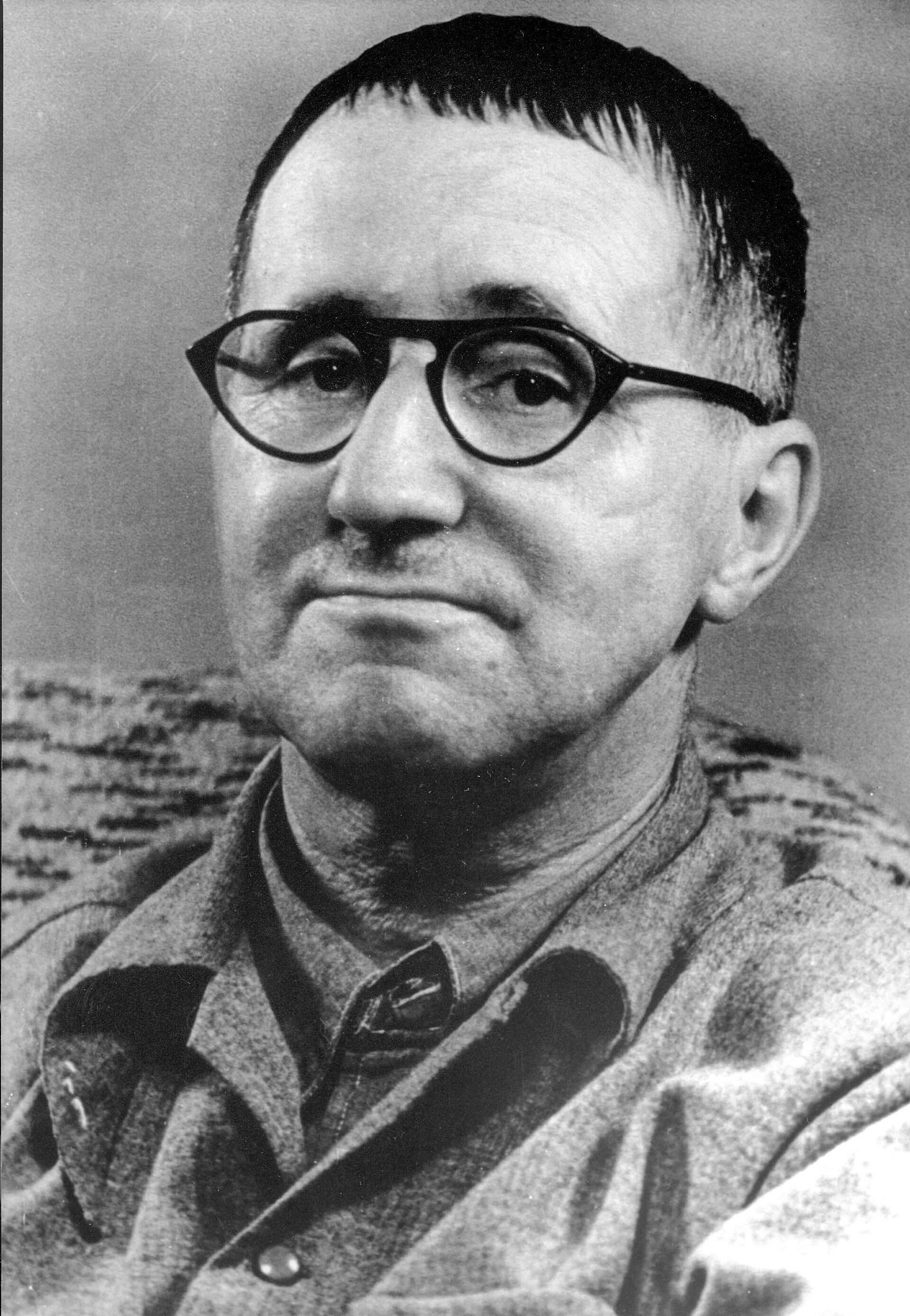 Imagem de referência de Bertolt Brecht, descrito nos dados abertos como dramaturgo, poeta, escritor e diretor de teatro alemão (1898–1956)
