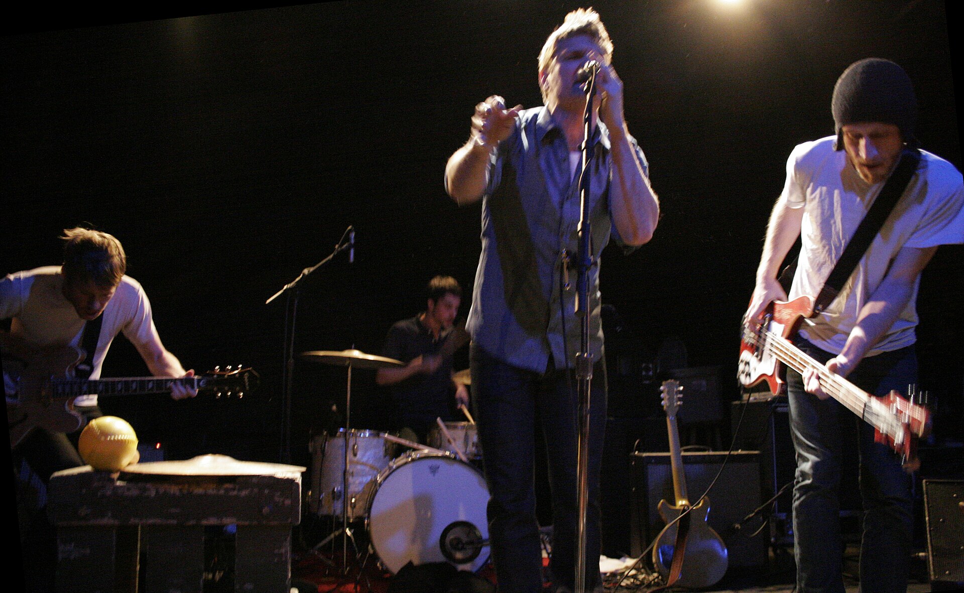 Imagem de referência de Cold War Kids, descrito nos dados abertos como banda musical