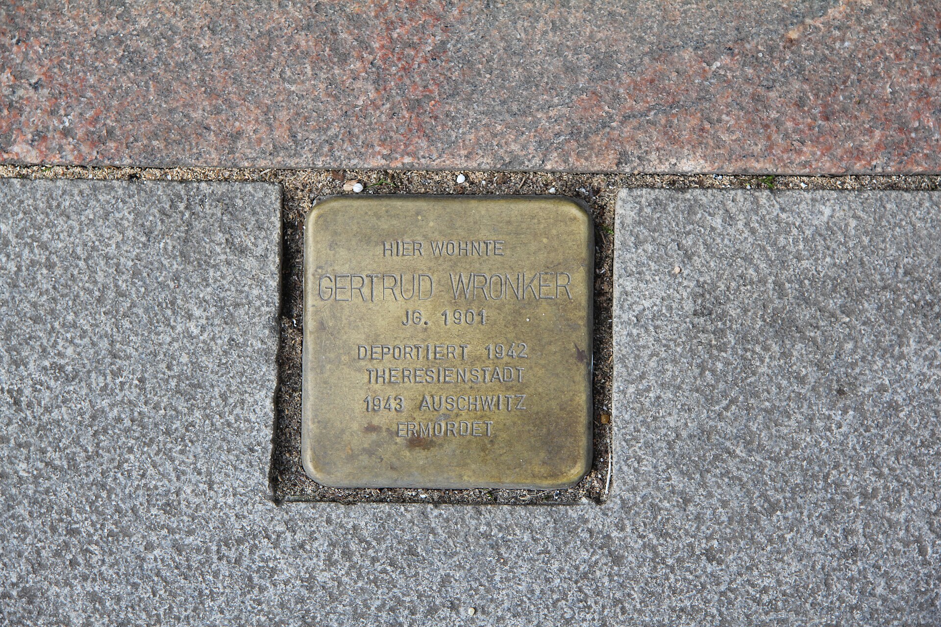 Imagem de referência de Stolperstein em memória de Gertrud Wronker, descrito nos dados abertos como stolperstein em Kiel, Alemanha