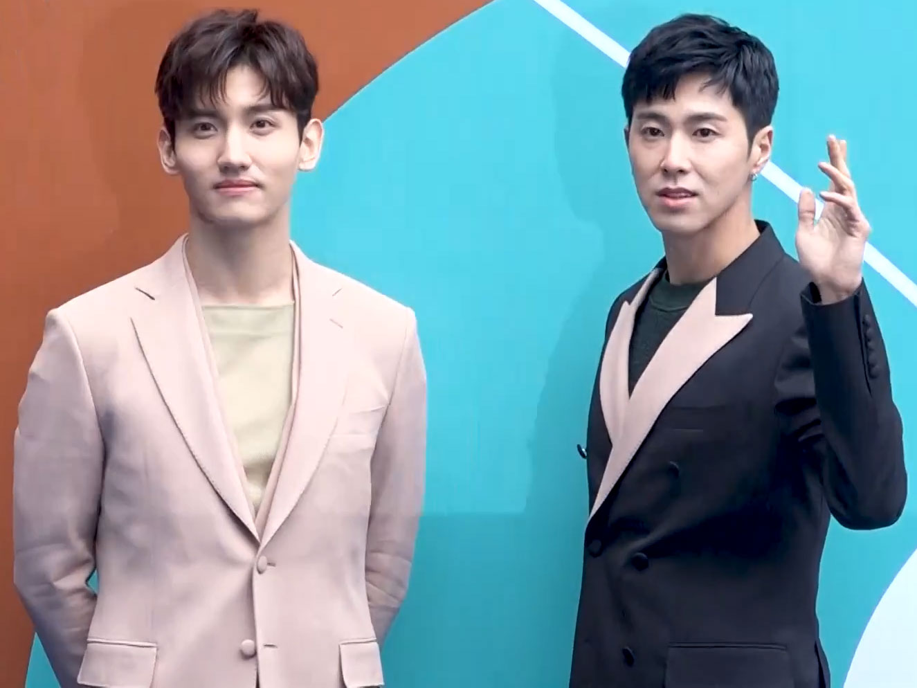 Imagem de referência de TVXQ, descrito nos dados abertos como grupo masculino sul-coreano