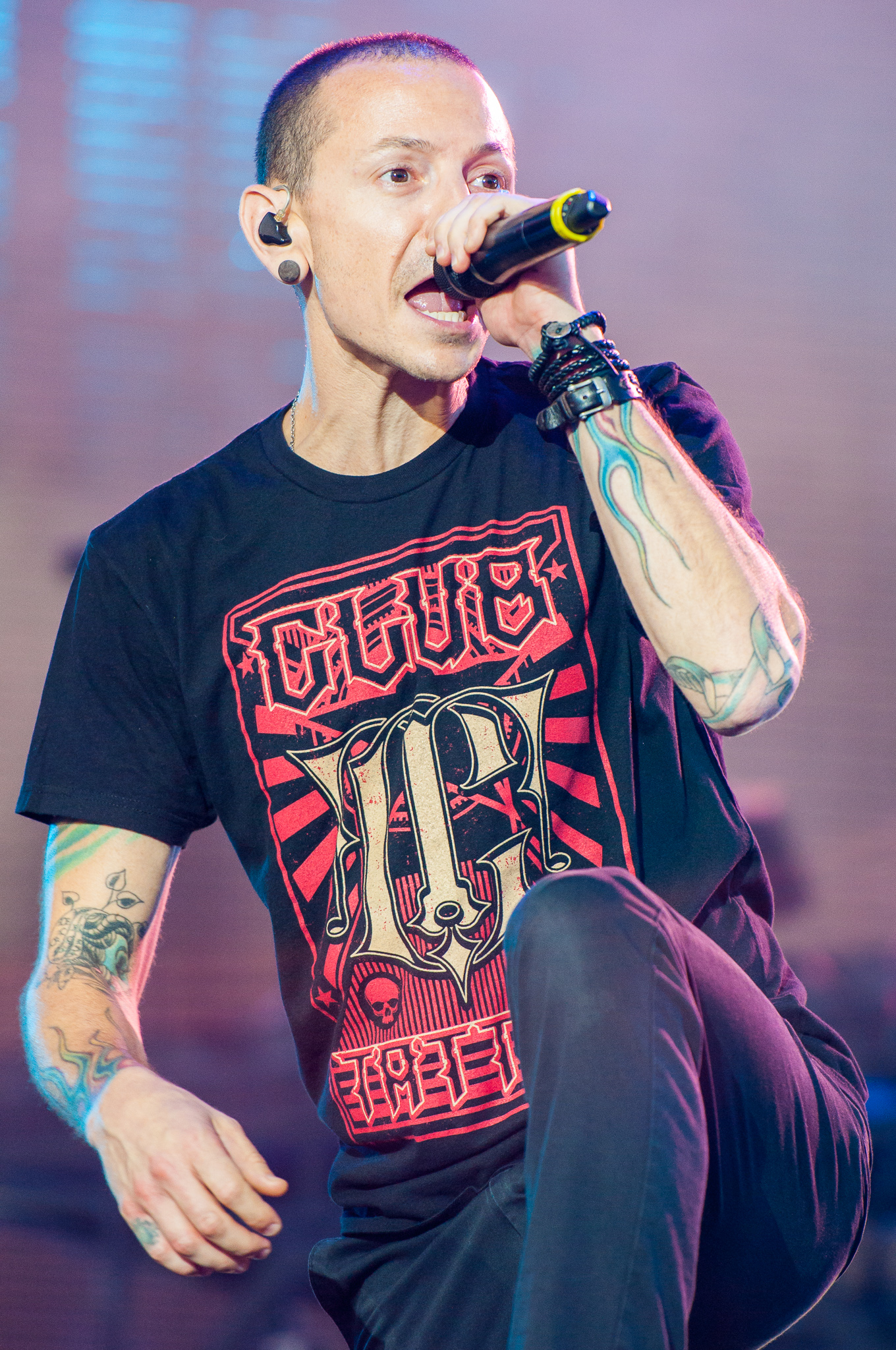 Imagem de referência de Chester Bennington, descrito nos dados abertos como cantor, compositor e ator norte-americano (1976–2017)
