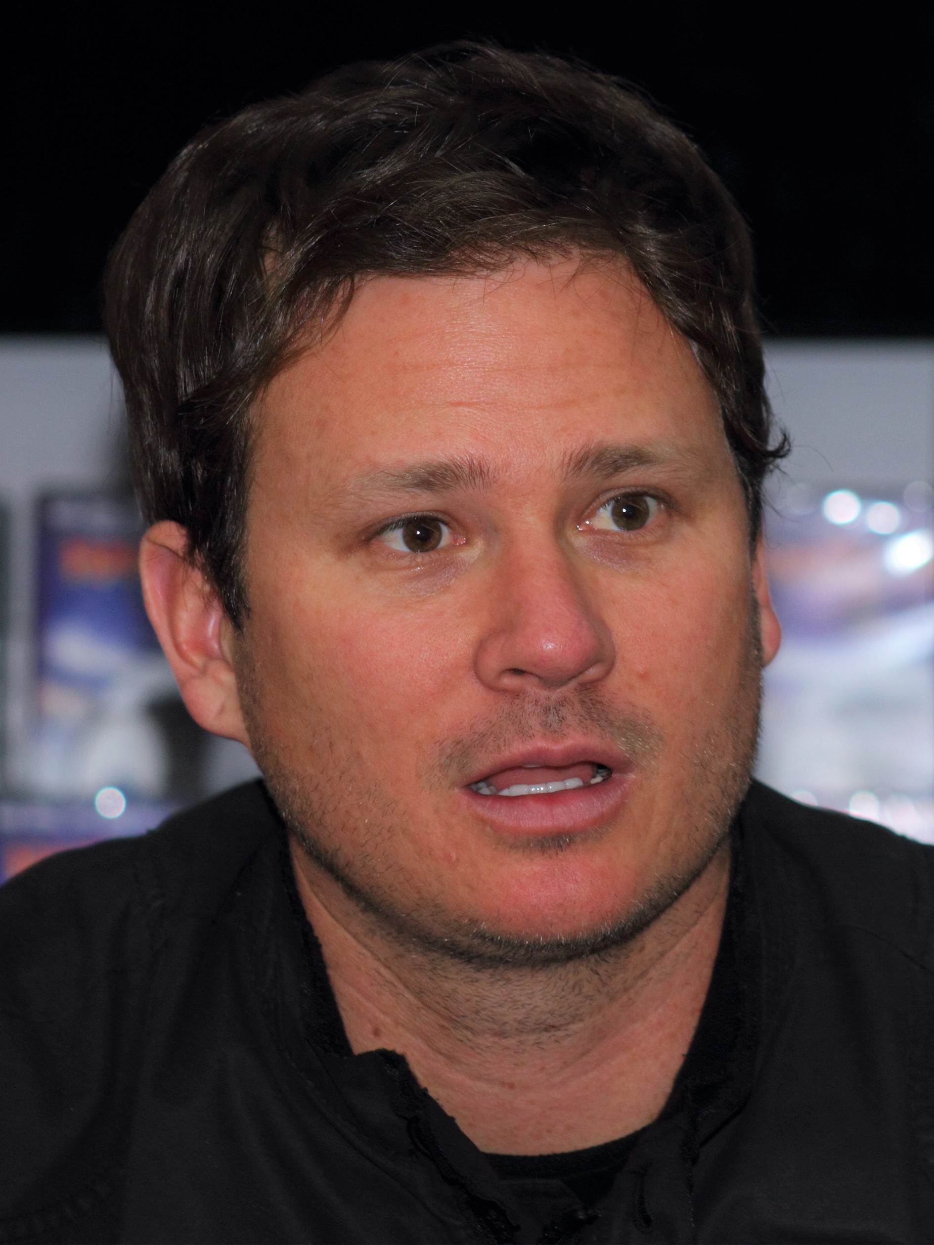 Imagem de referência relacionada a Tom DeLonge, item descrito como registro de referência sobre Tom DeLonge, organizado a partir de dados estruturados abertos