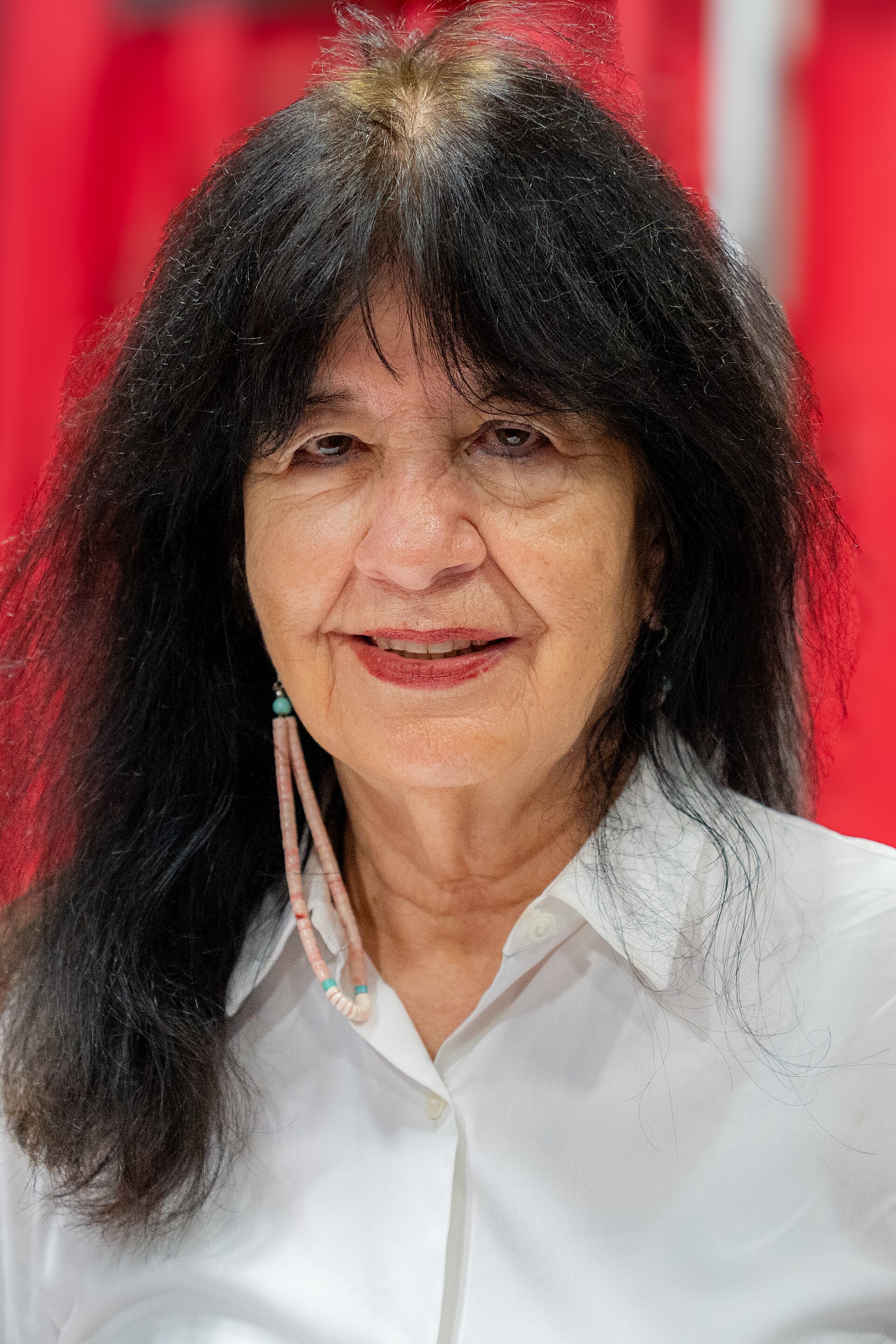 Imagem de referência relacionada a Joy Harjo, item descrito como poetisa, musicista, dramaturga e escritora norte-americana, considerada uma poeta laureada dos Estados Unidos