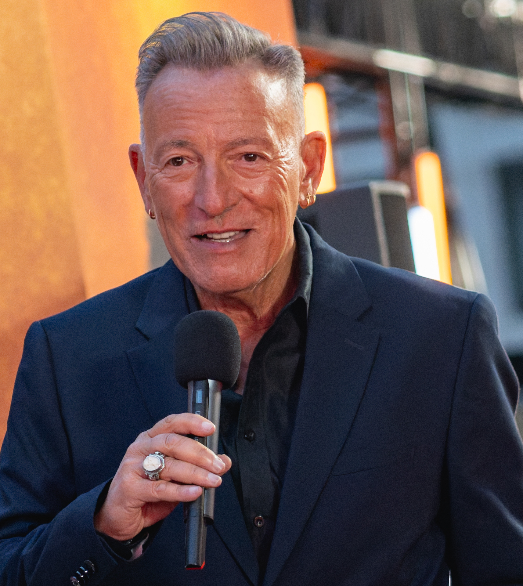Imagem de referência relacionada a Bruce Springsteen, item descrito como cantor e compositor norte americano