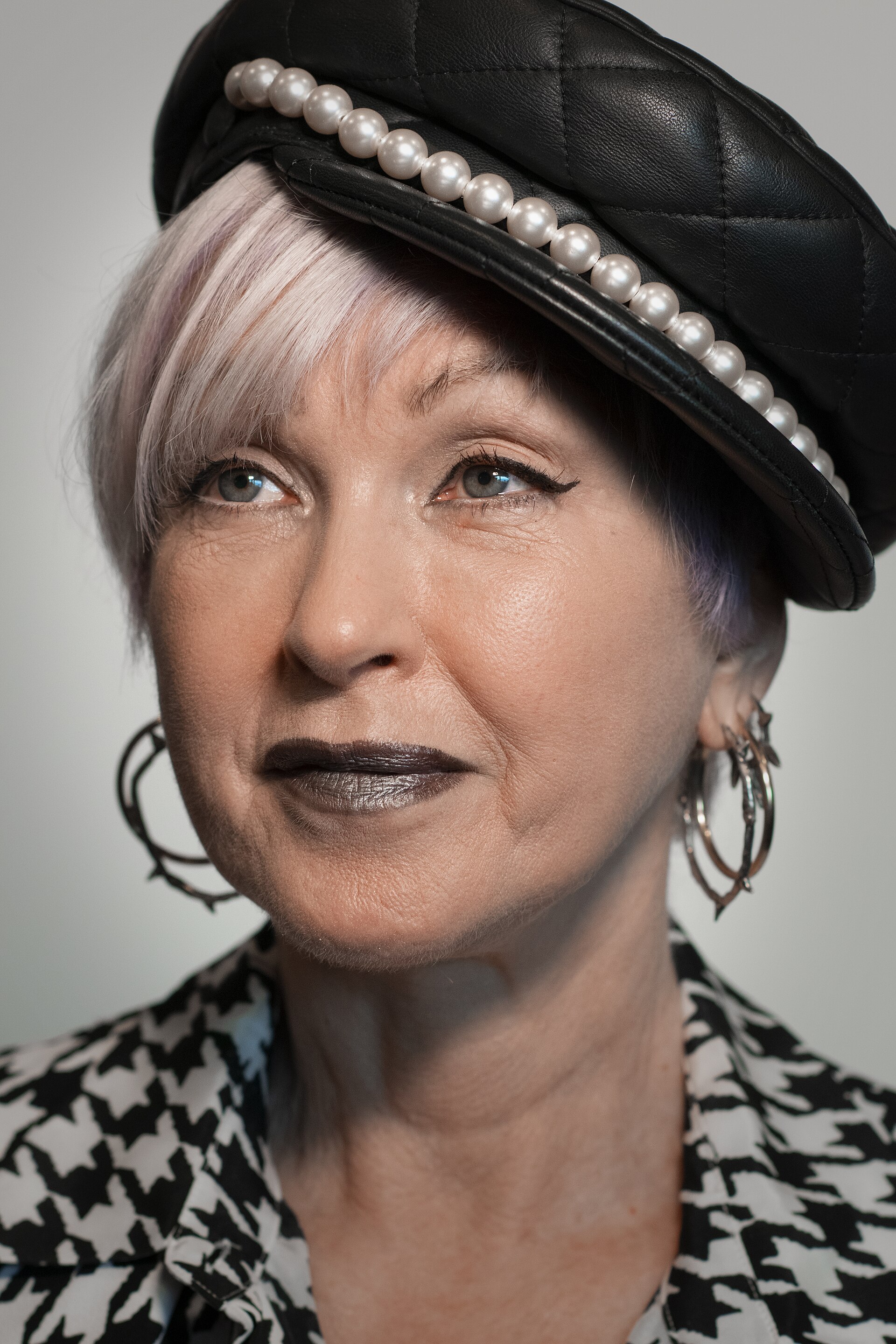 Imagem de referência relacionada a Cyndi Lauper, item descrito como cantora, compositora e atriz norte-americana
