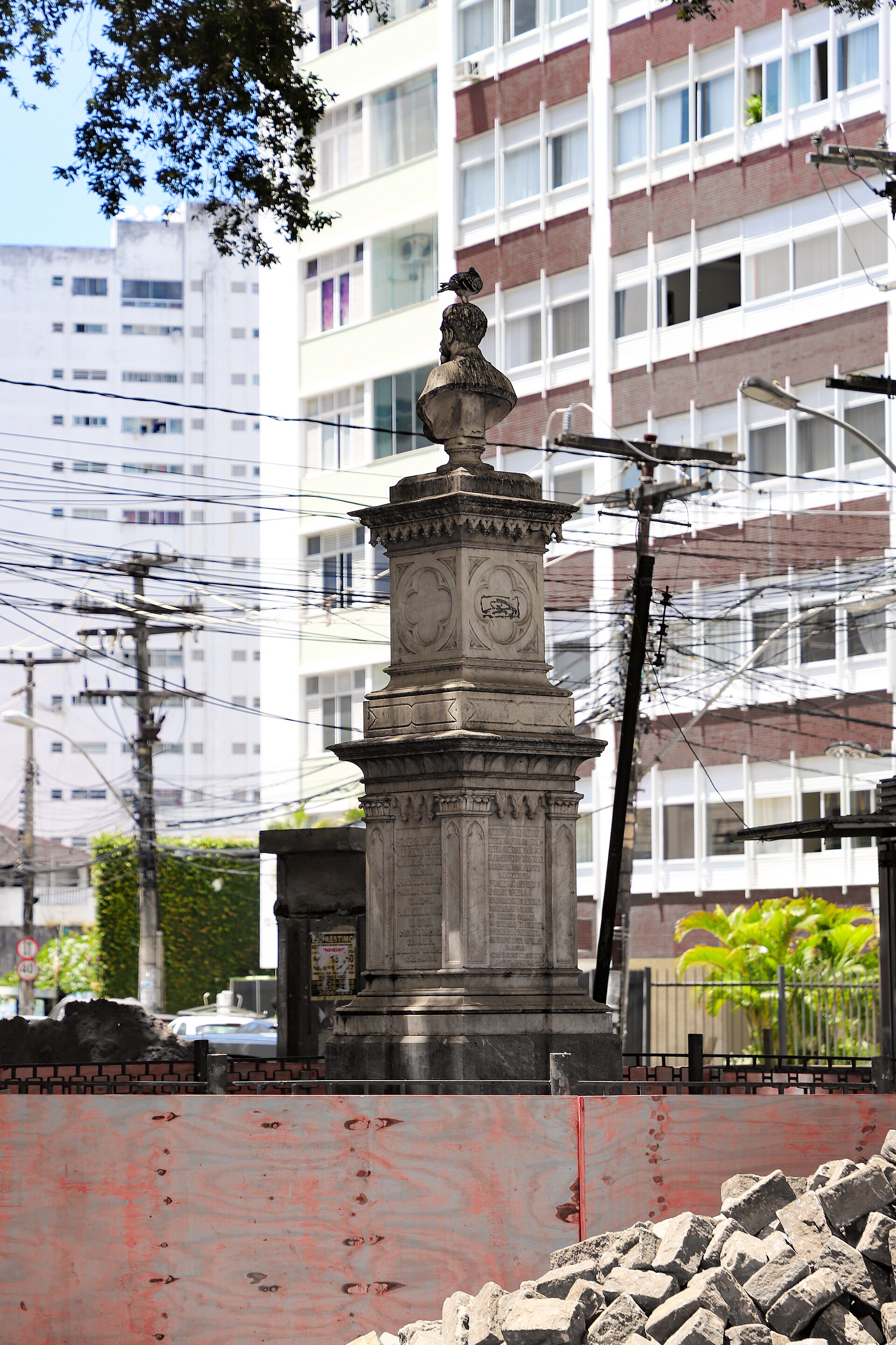 Imagem de referência de Busto Joaquim Rodrigues Lima, descrito nos dados abertos como obra de arte em Salvador, município do estado brasileiro da Bahia