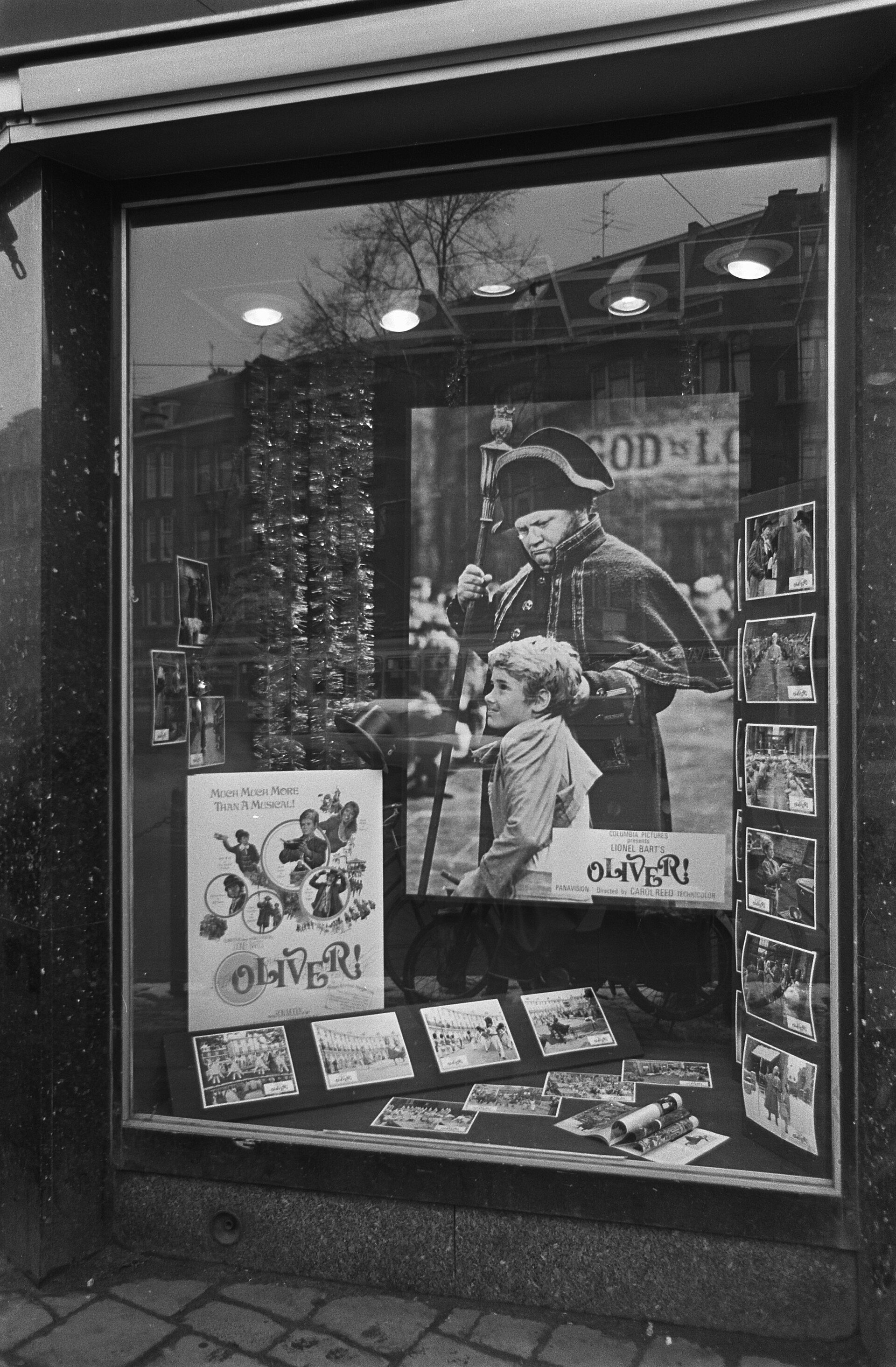 Imagem de referência relacionada a Oliver!, item descrito como filme de 1968 dirigido por Carol Reed