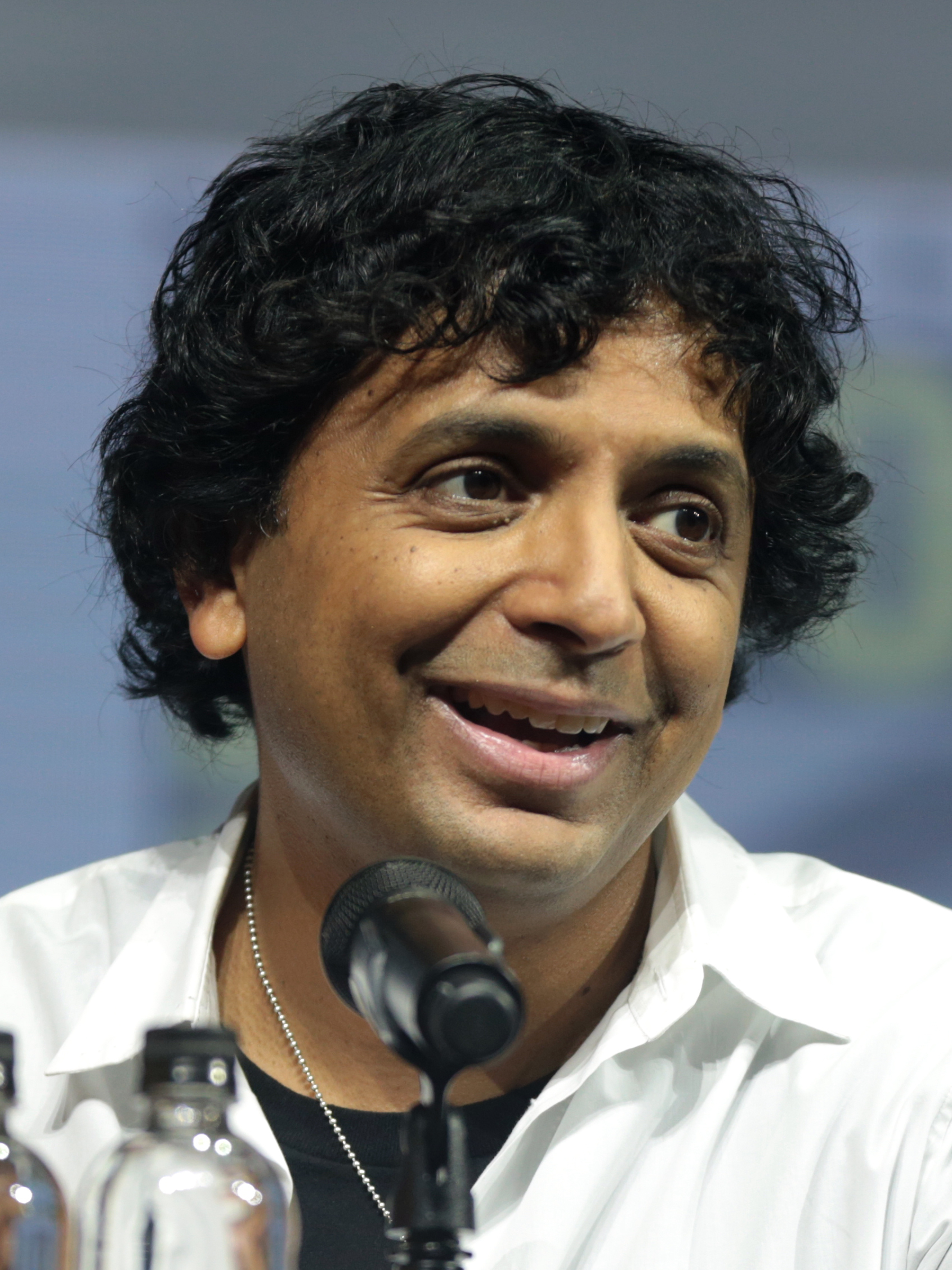 Imagem de referência de M. Night Shyamalan, descrito nos dados abertos como cineasta indiano naturalizado norte-americano