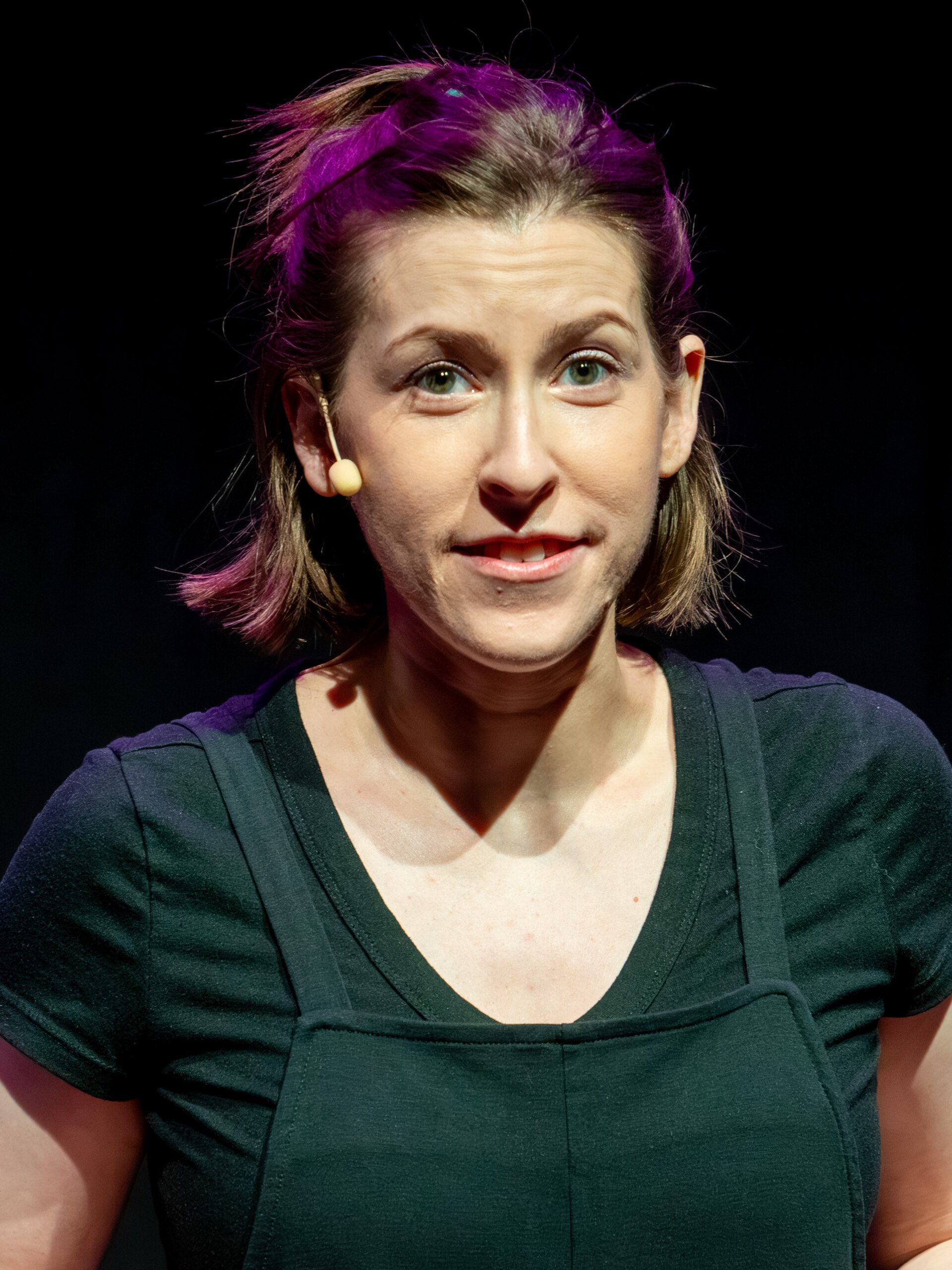Imagem de referência relacionada a Eden Sher, item descrito como atriz americana