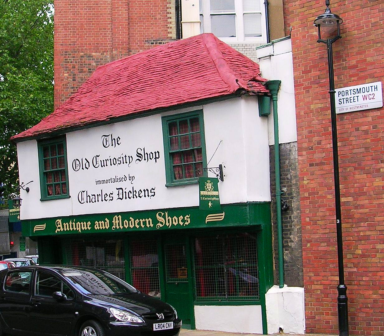 Imagem de referência de The Old Curiosity Shop, descrito nos dados abertos como romance de Charles Dickens