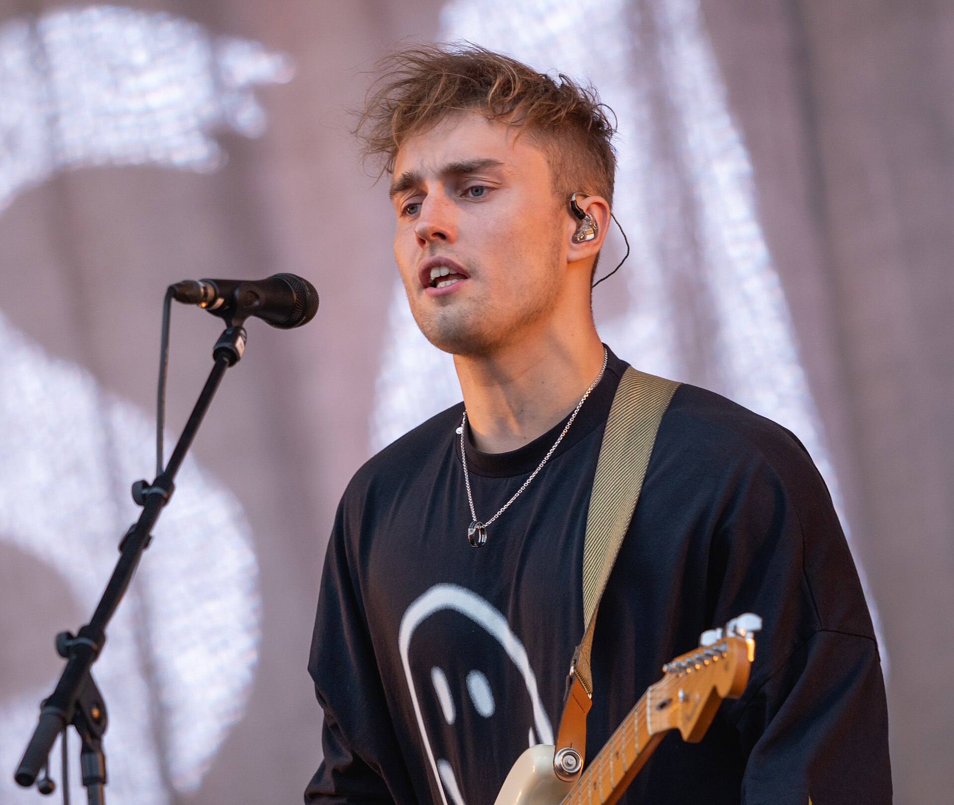 Imagem de referência de Sam Fender, descrito nos dados abertos como ator, cantor, compositor e guitarrista inglês
