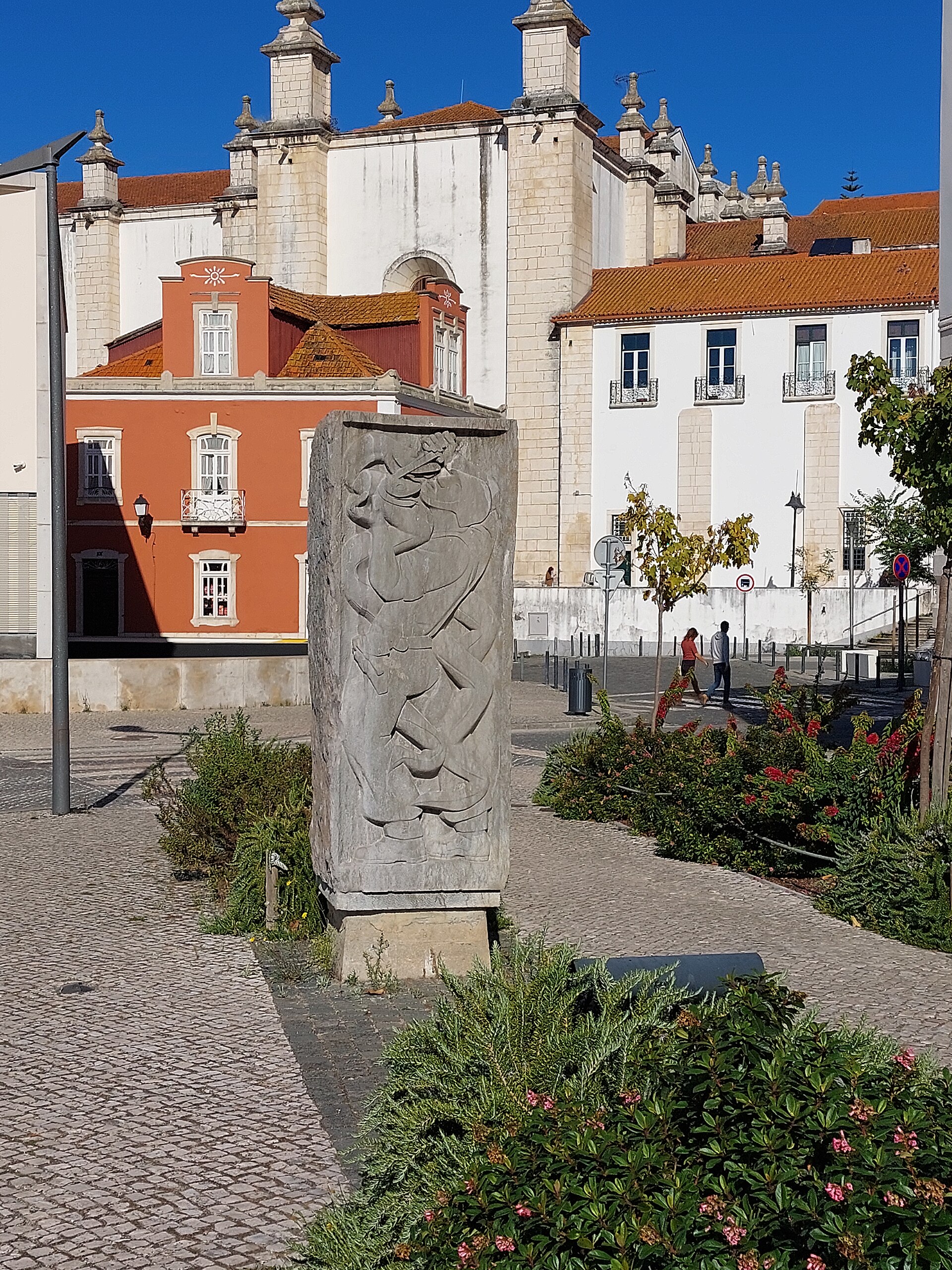 Imagem de referência de Monumento aos Heróis do Ultramar em Leiria, descrito nos dados abertos como escultura criada em 1966 em Homenagem aos Heróis do Ultramar