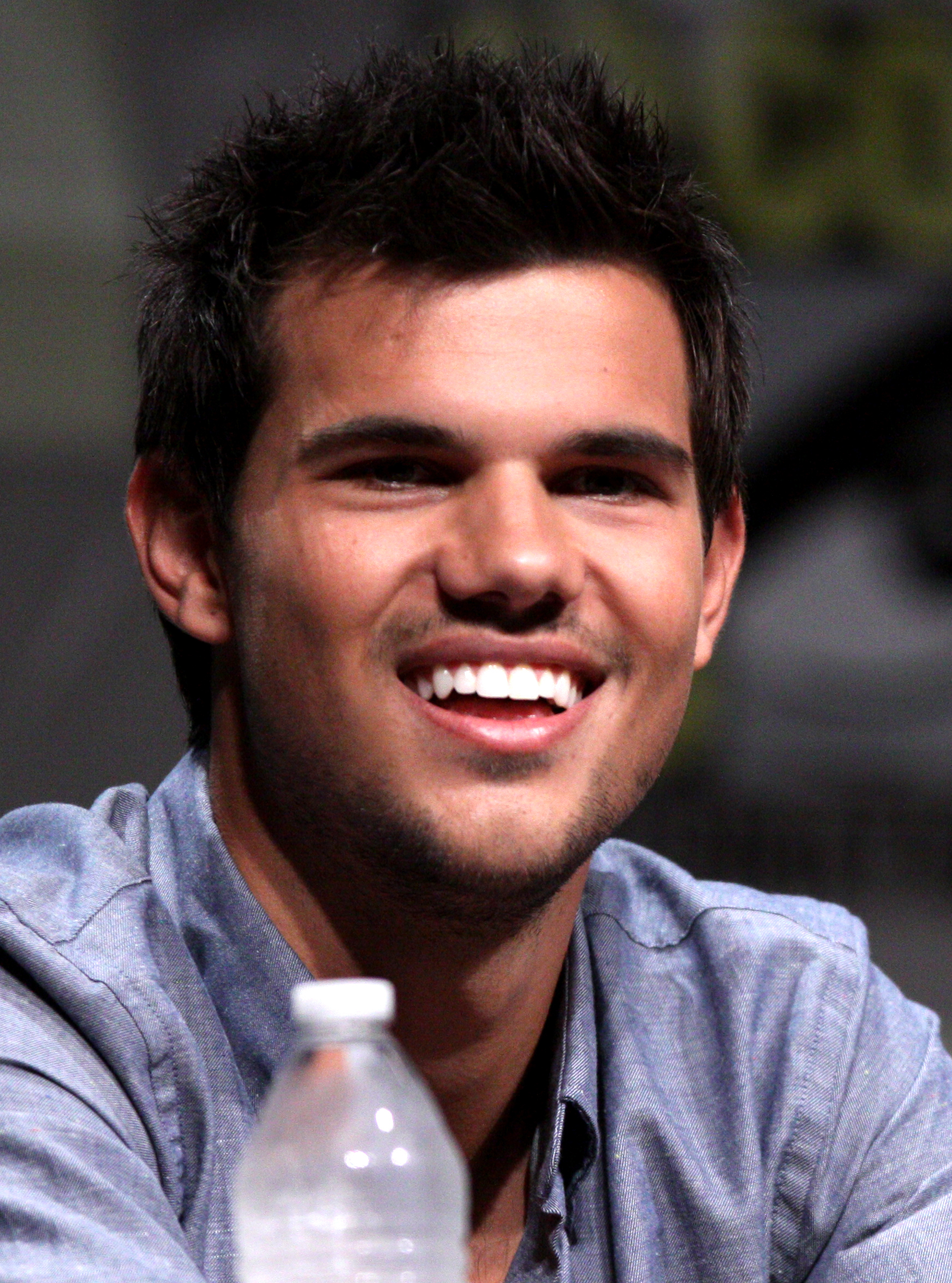 Imagem de referência de Taylor Lautner, descrito nos dados abertos como ator americano