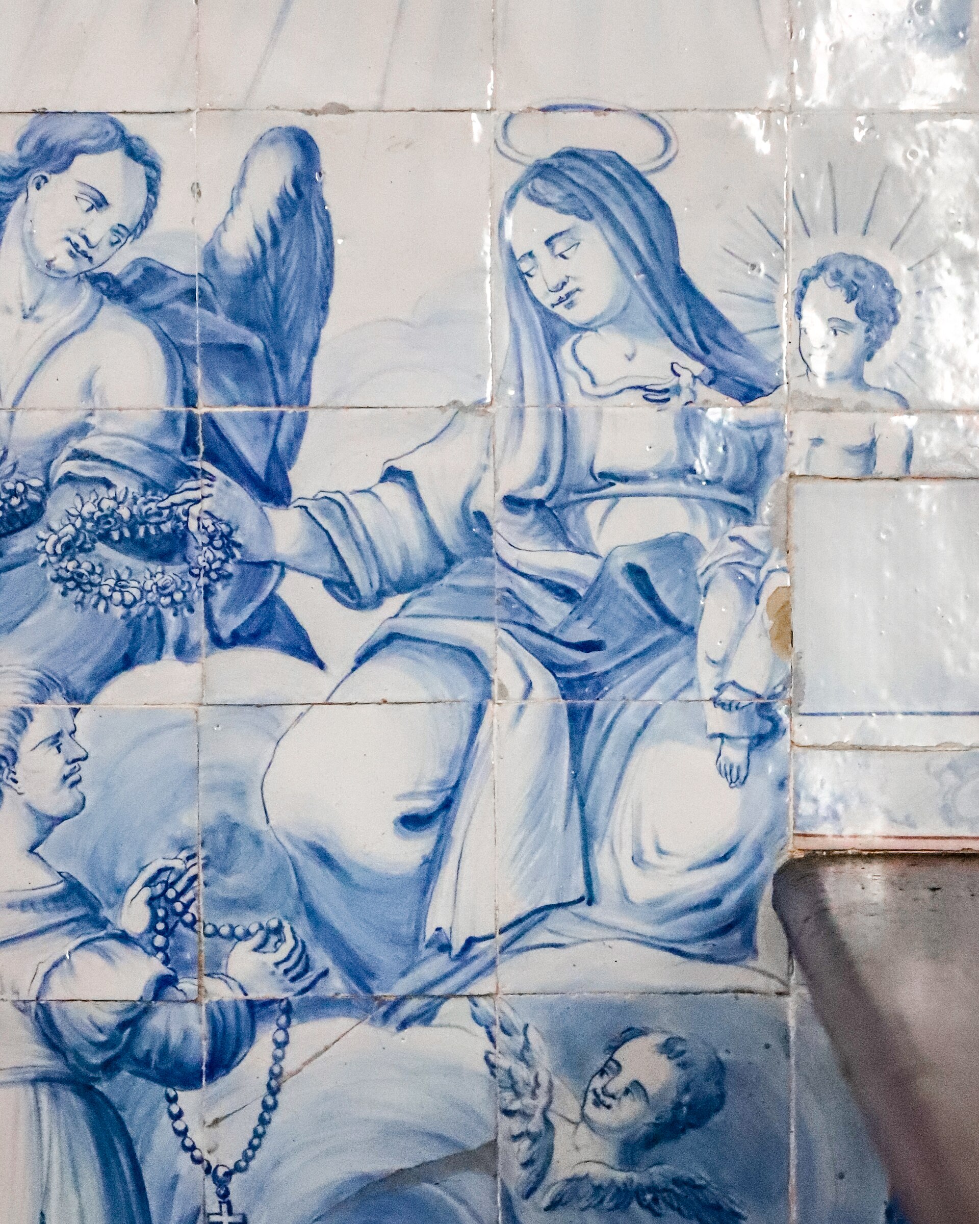 Imagem de referência relacionada a Nossa Senhora e anjos dão coroas de flores a três devotas do Rosário, item descrito como painel de azulejos na Igreja de Nossa Senhora do Rosário, Salvador