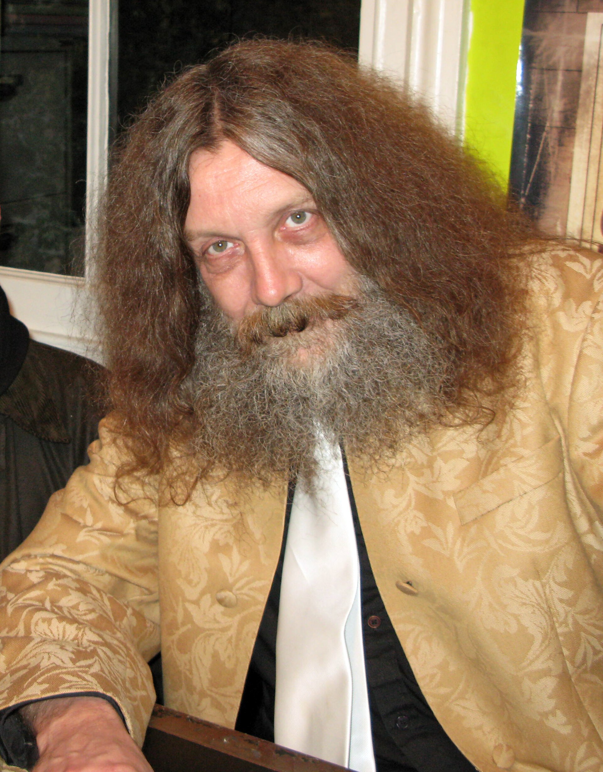 Imagem de referência de Alan Moore, descrito nos dados abertos como roteirista e quadrinista britânico
