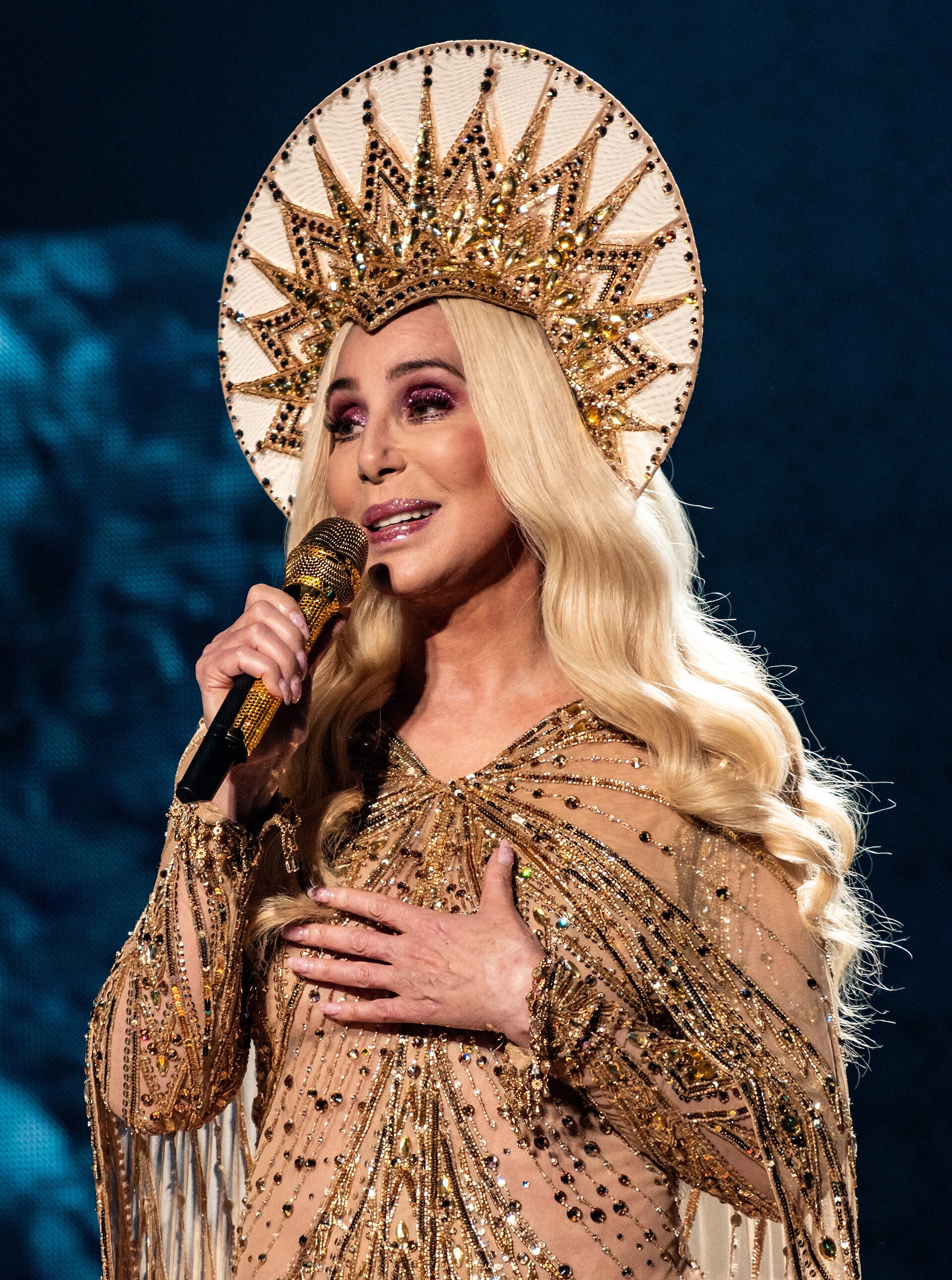 Imagem de referência relacionada a Cher, item descrito como cantora, atriz e apresentadora de televisão norte-americana