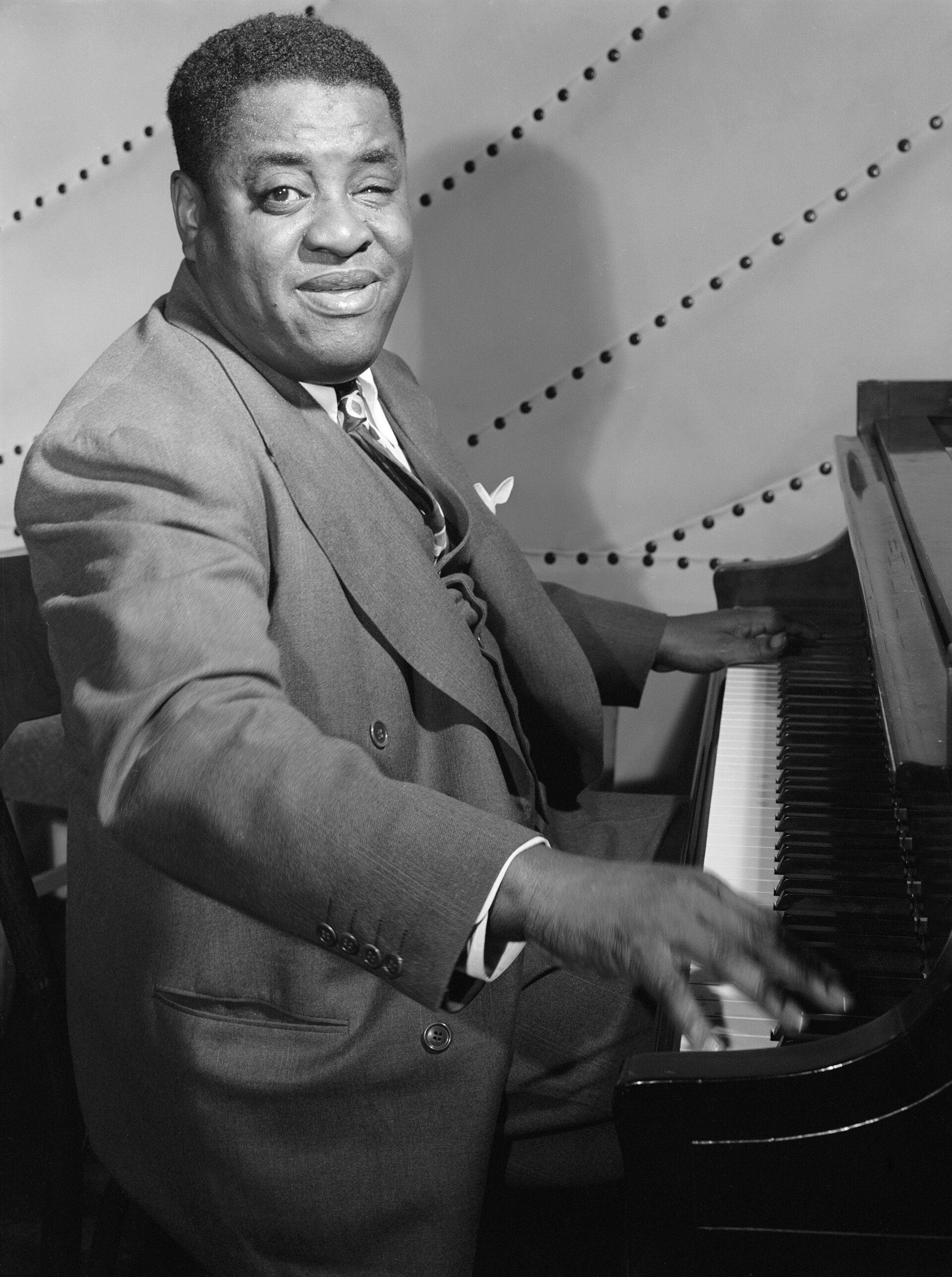 Imagem de referência relacionada a Art Tatum, item descrito como pianista de jazz norte-americano