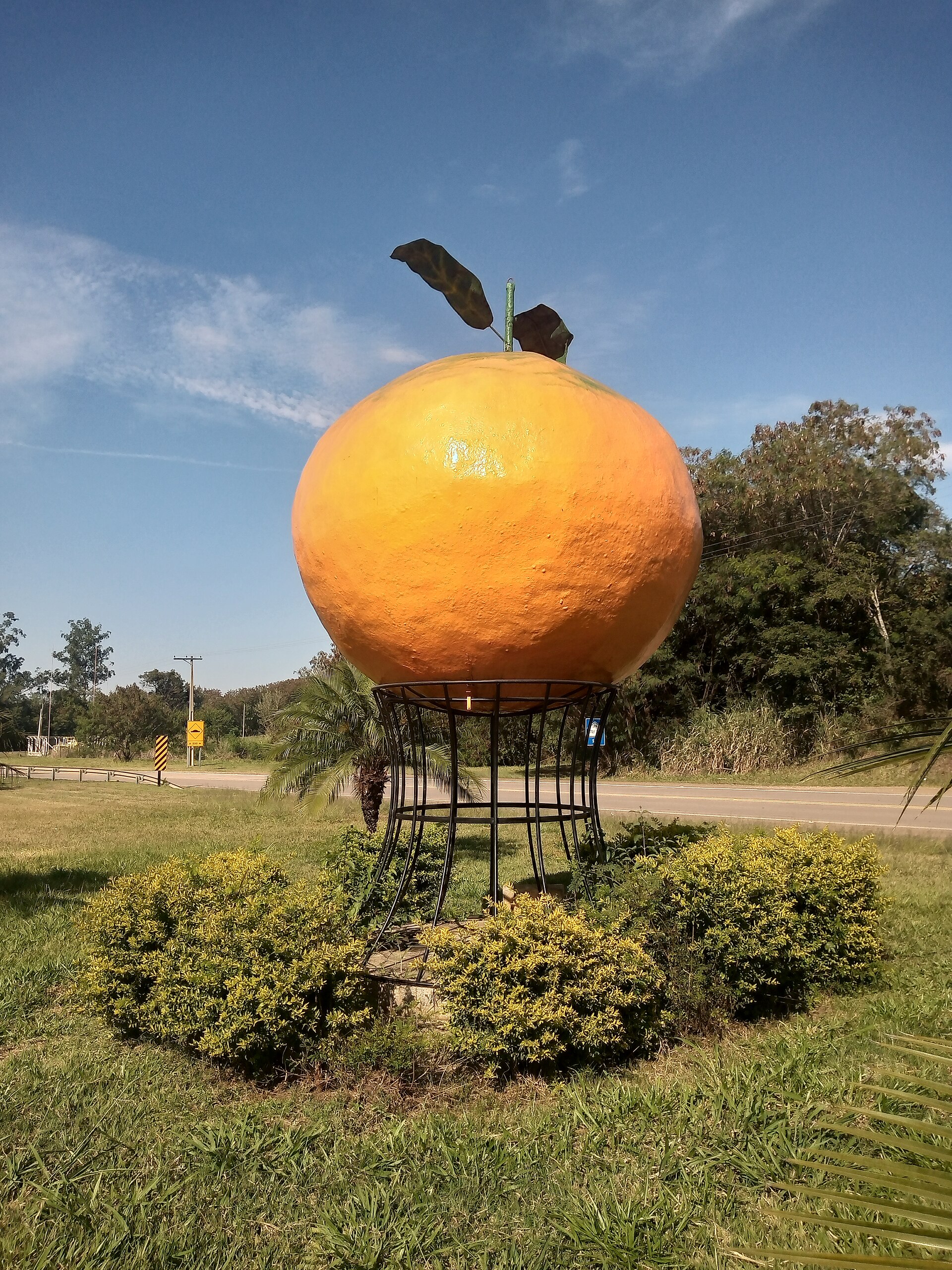 Imagem de referência de Monumento da Laranja, descrito nos dados abertos como escultura em Laranjal Paulista, Brasil