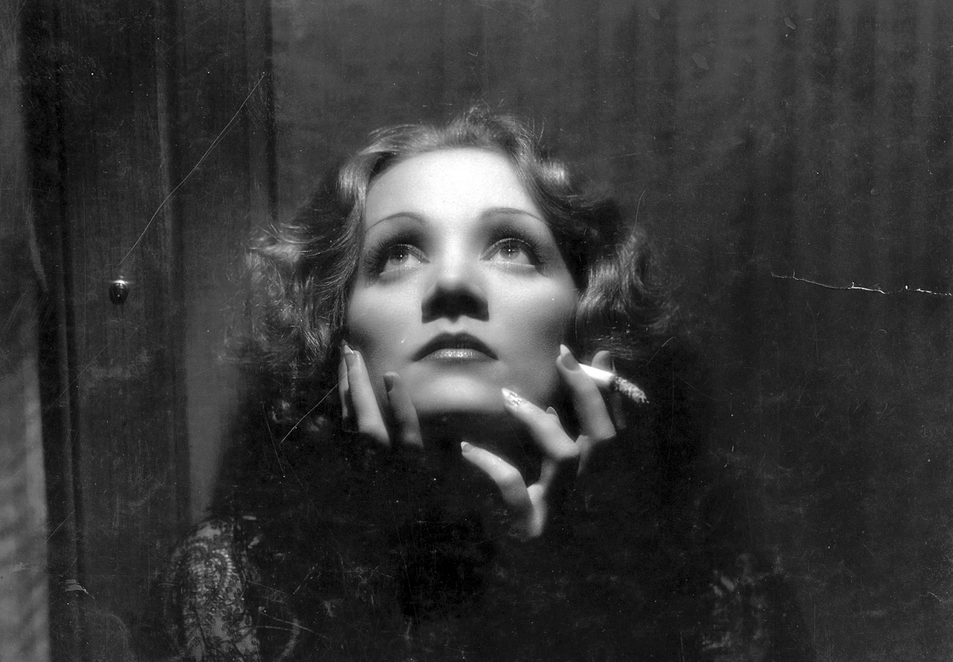 Imagem de referência de Shanghai Express, descrito nos dados abertos como filme de 1932 dirigido por Josef von Sternberg