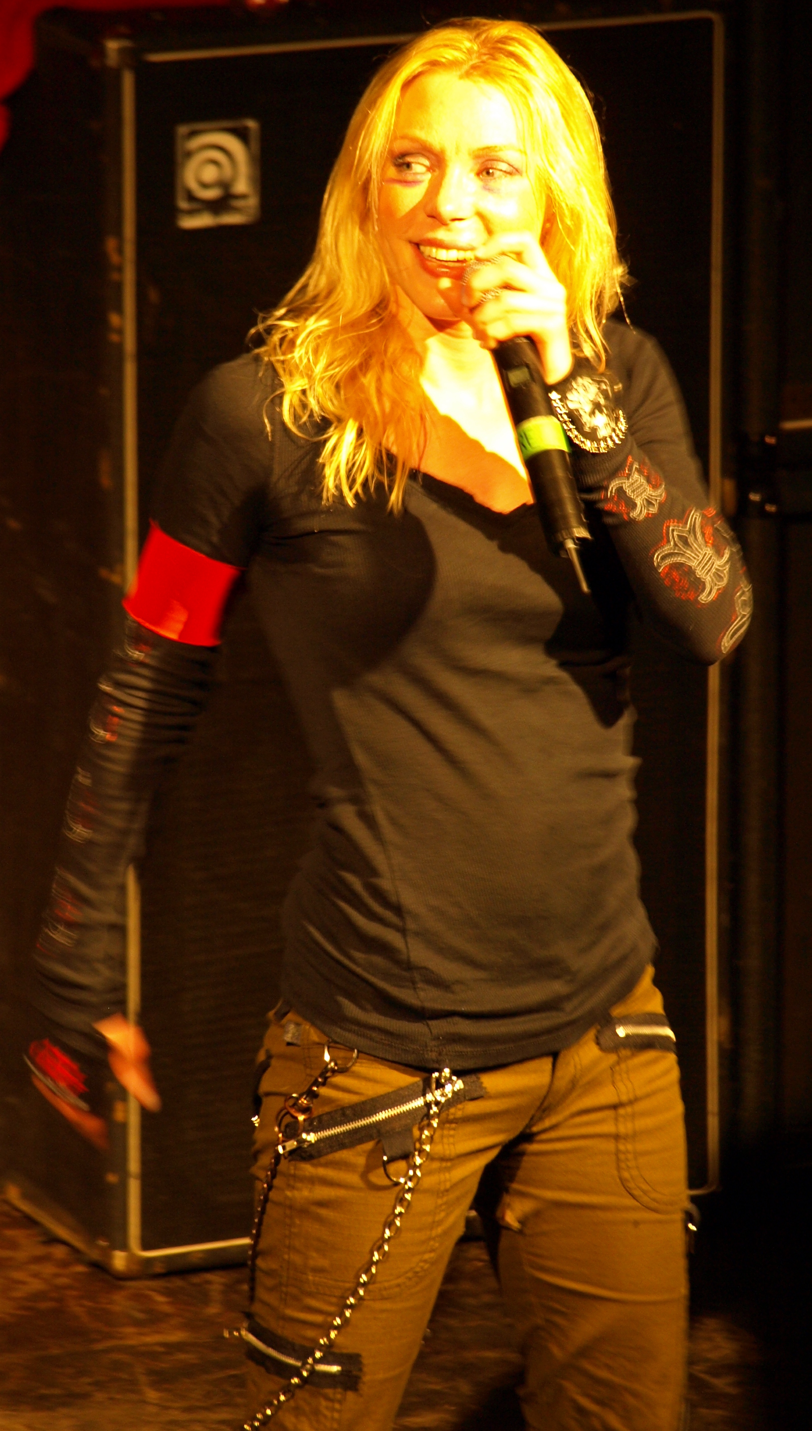 Imagem de referência relacionada a Angela Gossow, item descrito como cantora alemã