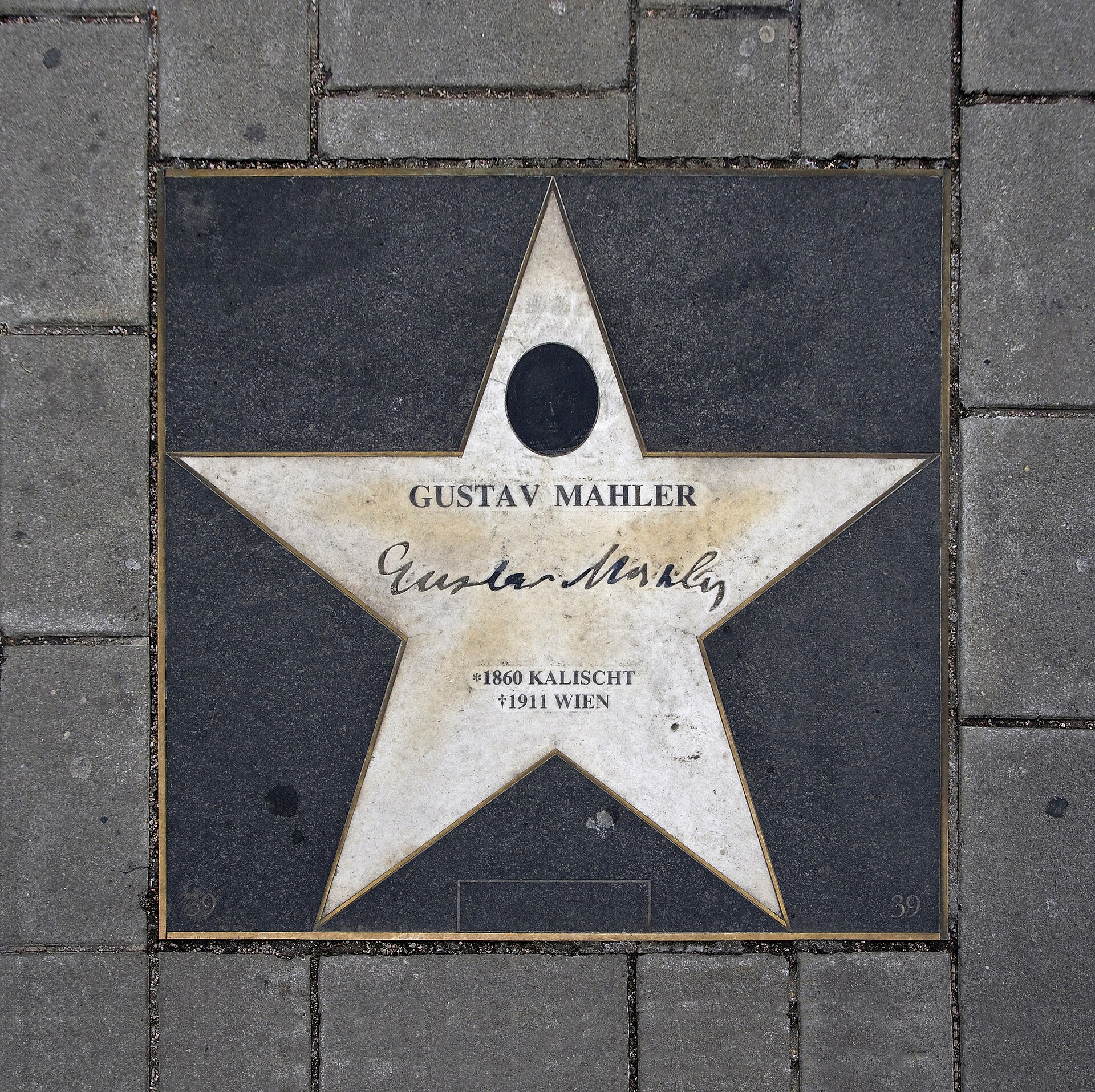 Imagem de referência de Gustav Mahler, descrito nos dados abertos como compositor e regente checo-austríaco