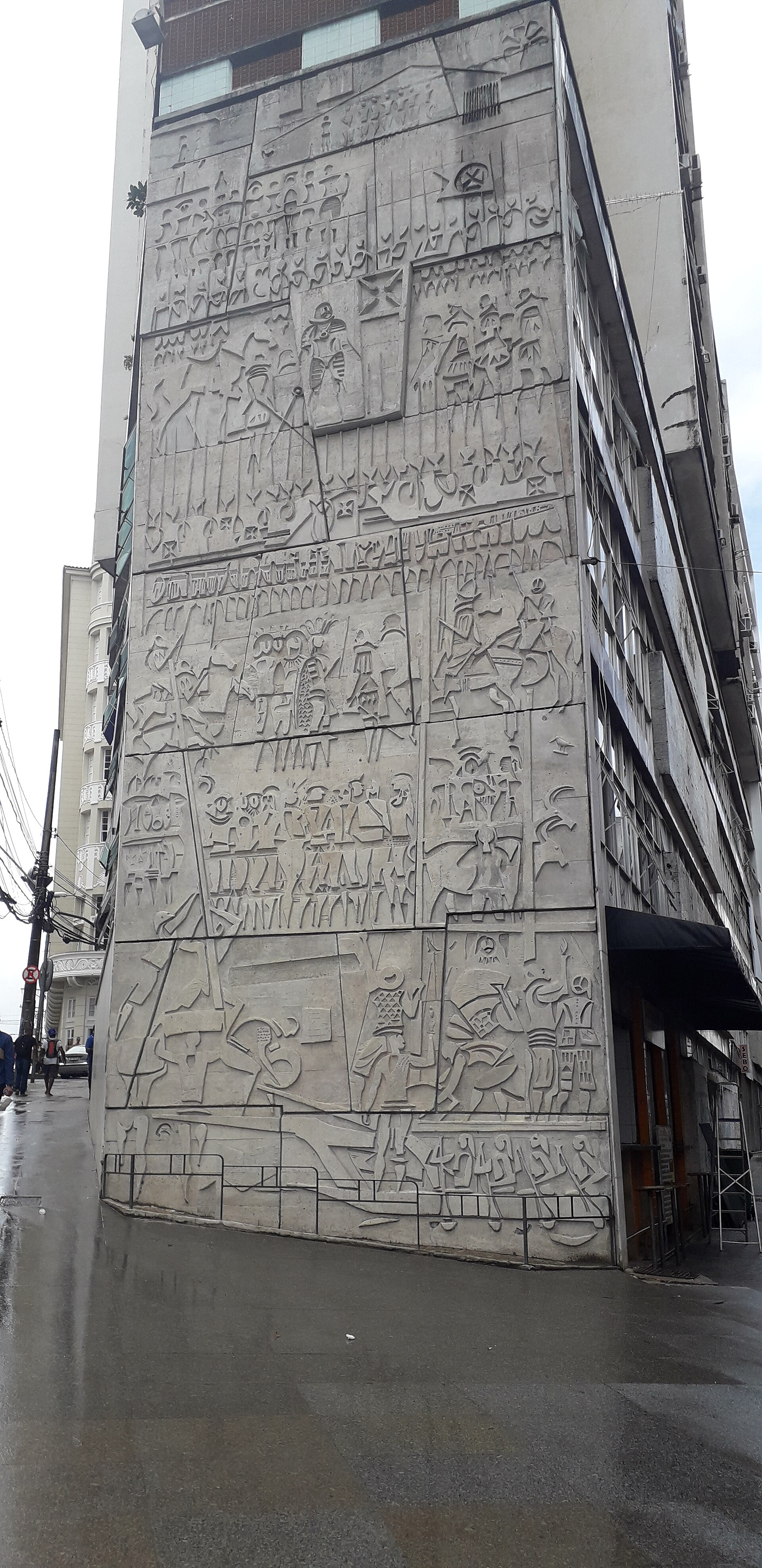 Imagem de referência de A colonização do Brasil, descrito nos dados abertos como painel no Edifício Desembargador Bráulio Xavier, Salvador, Bahia
