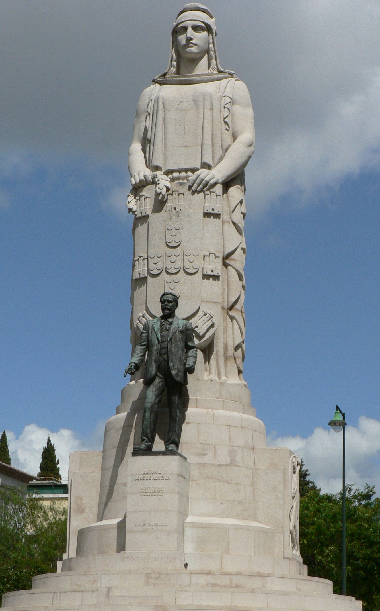 Imagem de referência de Monumento ao Dr. António José de Almeida, descrito nos dados abertos como monumento projectado por Pardal Monteiro e esculpido por Leopoldo de Almeida
