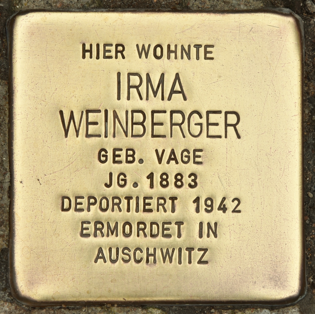 Imagem de referência de Stolperstein em memória de Irma Weinberger, descrito nos dados abertos como stolperstein em Rendsburg, Alemanha