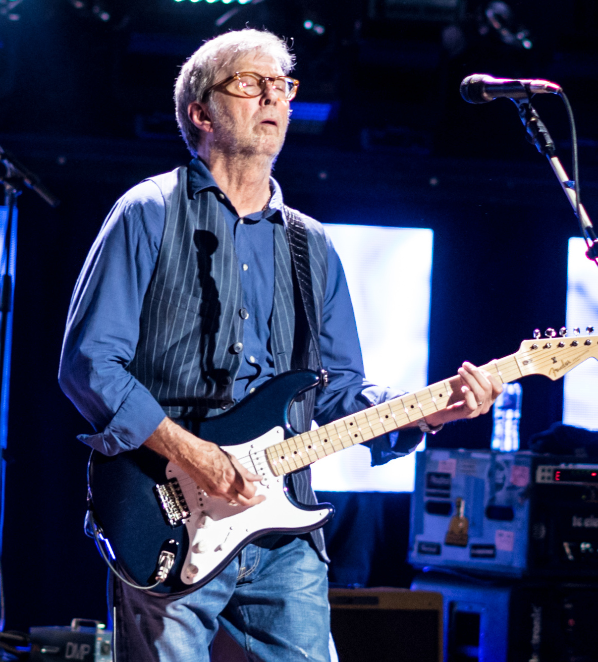 Imagem de referência relacionada a Eric Clapton, item descrito como cantor e guitarrista britânico