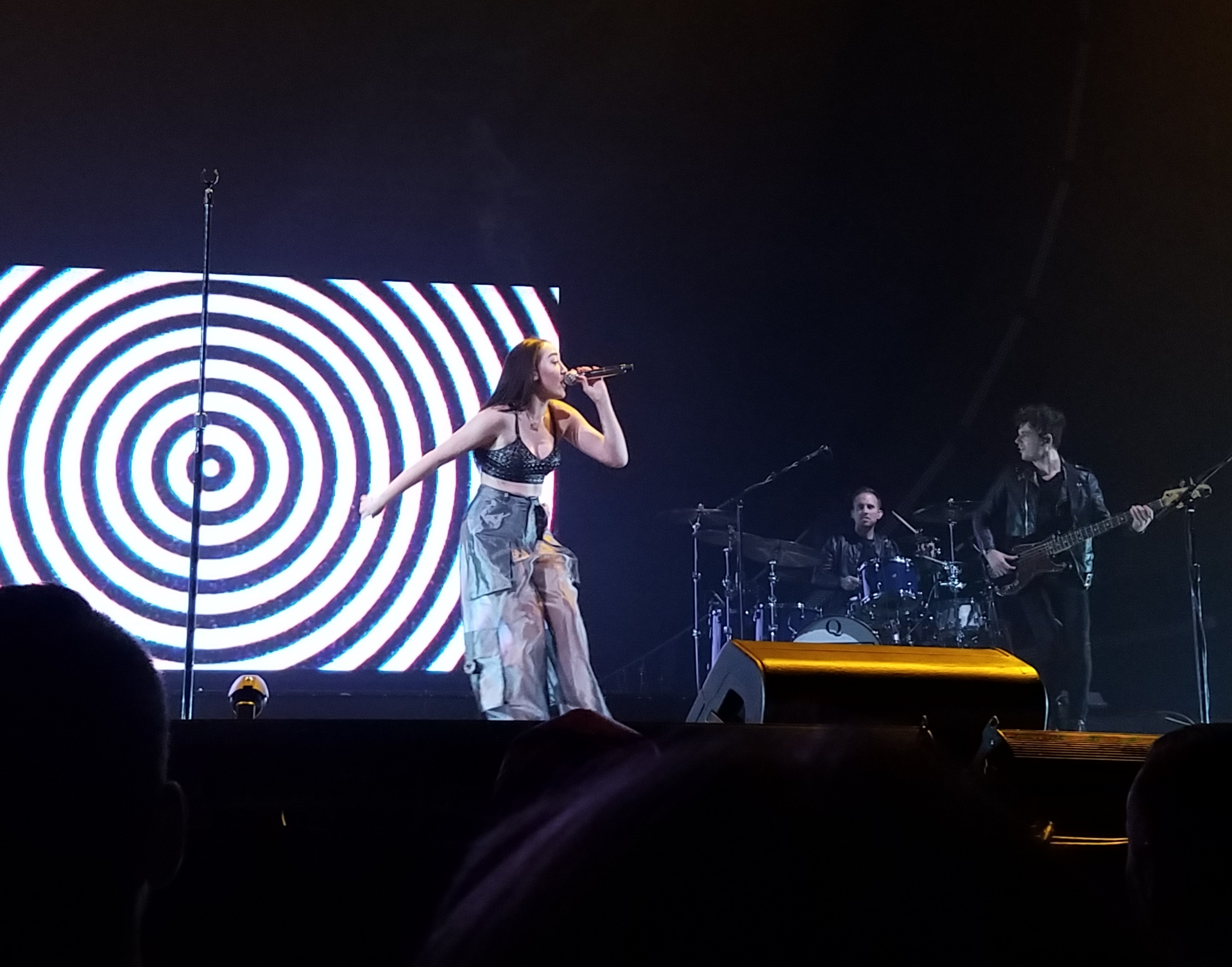 Imagem de referência relacionada a Noah Cyrus, item descrito como atriz americana