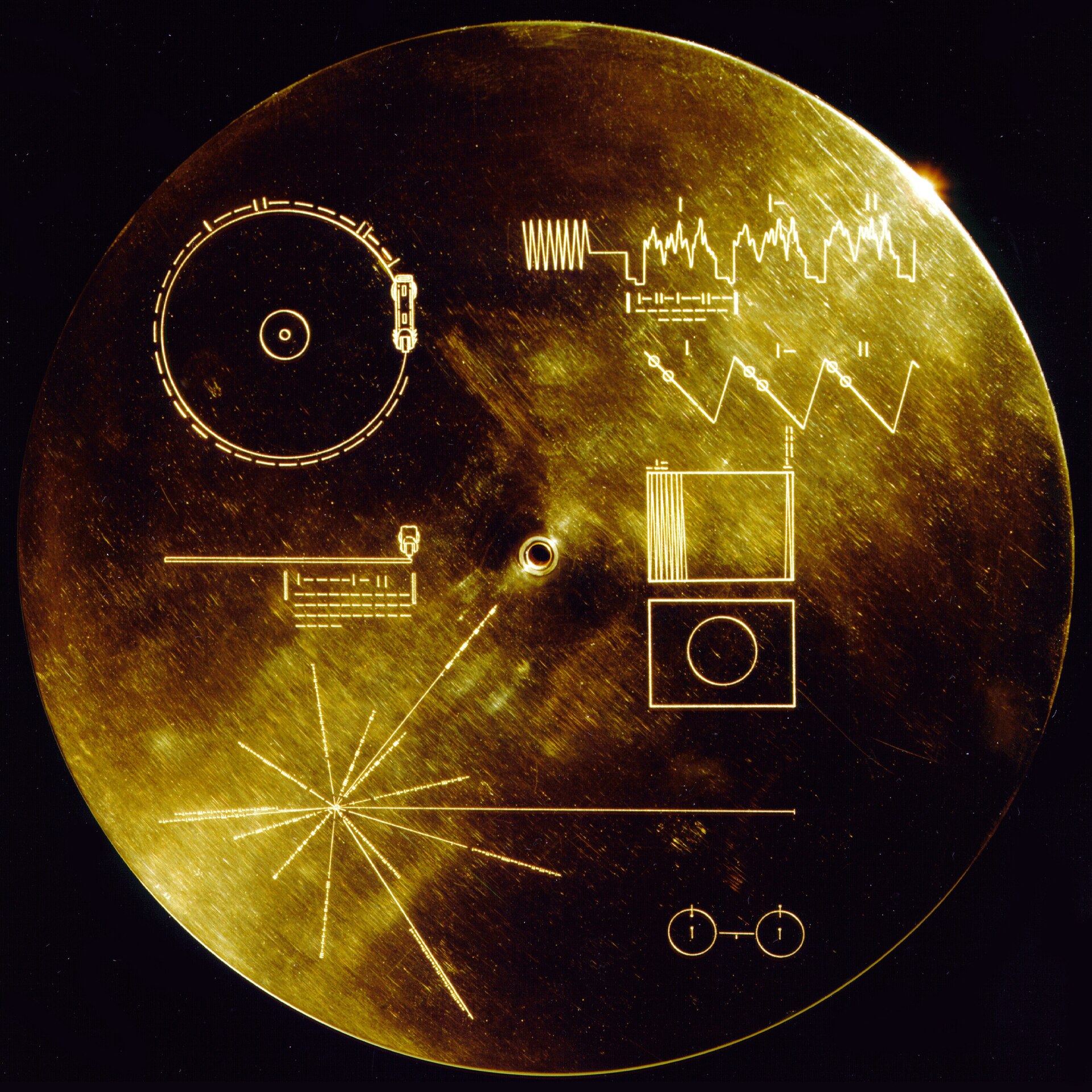 Imagem de referência de Voyager Golden Record, descrito nos dados abertos como discos de cobre banhados a ouro, com imagens, saudações e sons da Terra a bordo das sondas Voyager, destinados a uma possível civilização alienígena