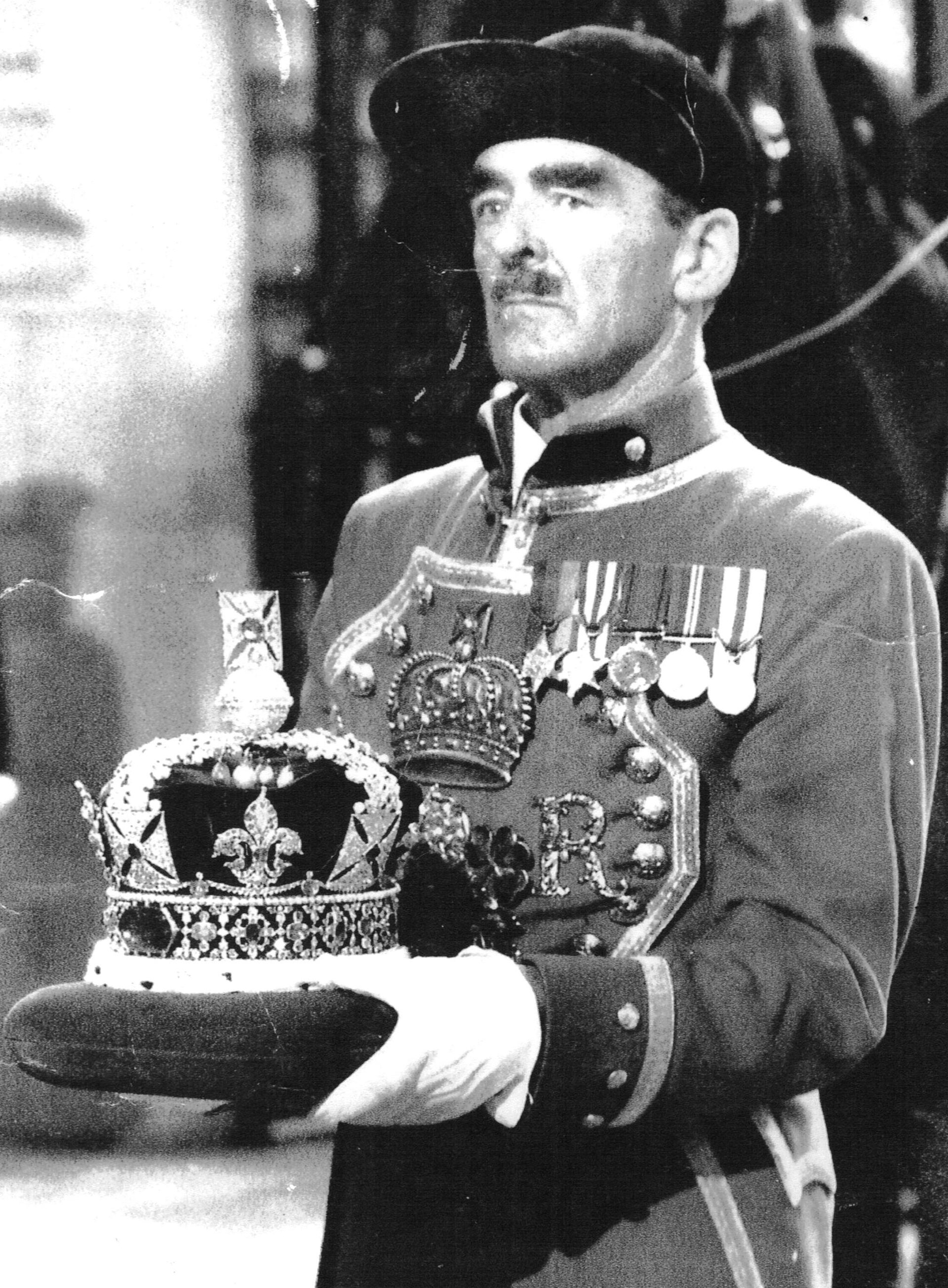 Imagem de referência de Coroa Imperial do Estado, descrito nos dados abertos como jóia da Monarquia Britânica