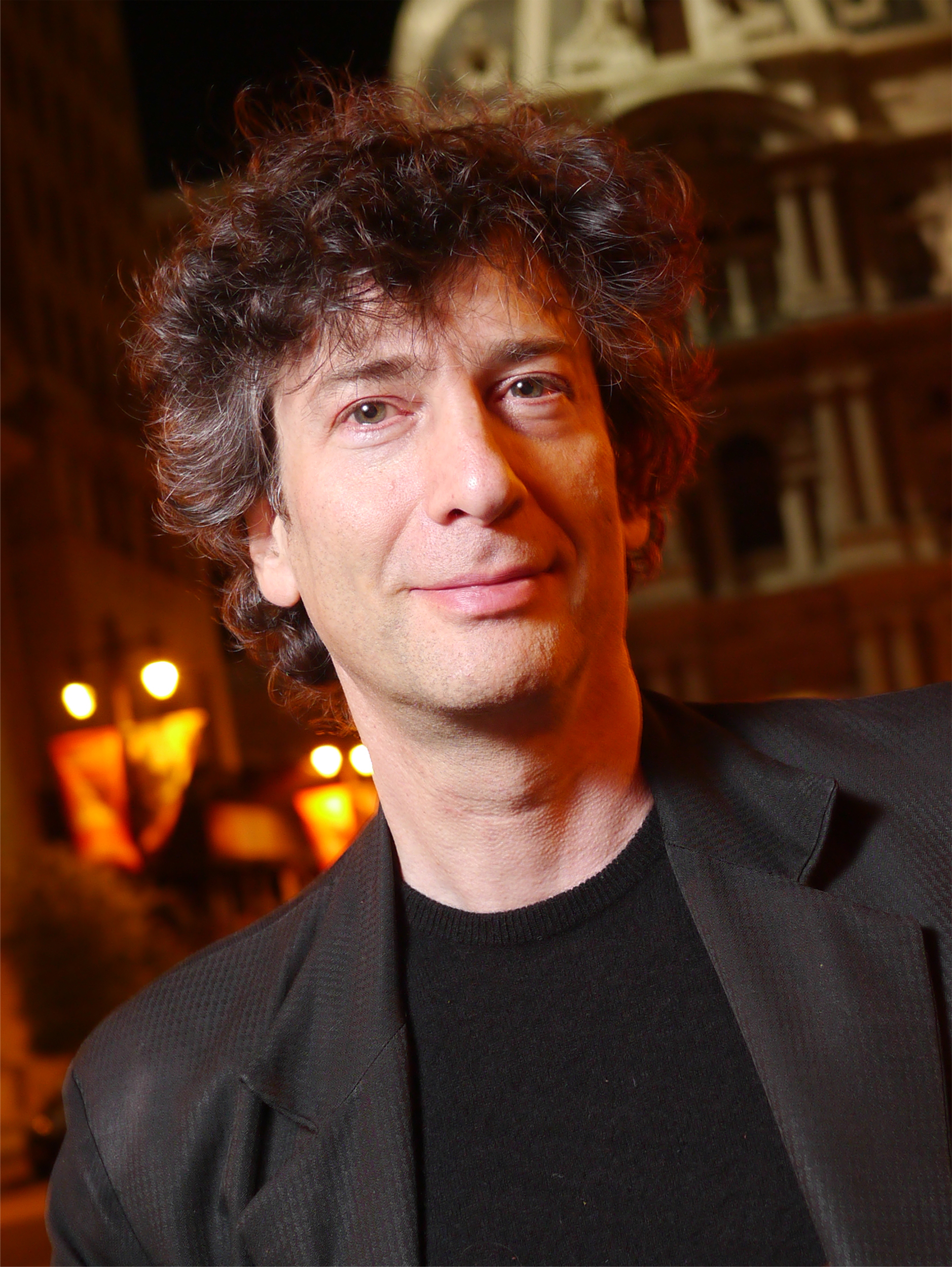 Imagem de referência de Neil Gaiman, descrito nos dados abertos como escritor de fantasia inglês
