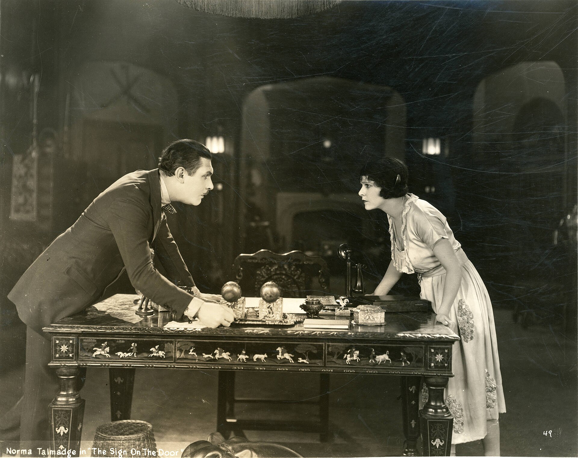 Imagem de referência de The Sign on the Door, descrito nos dados abertos como filme de 1921 dirigido por Herbert Brenon