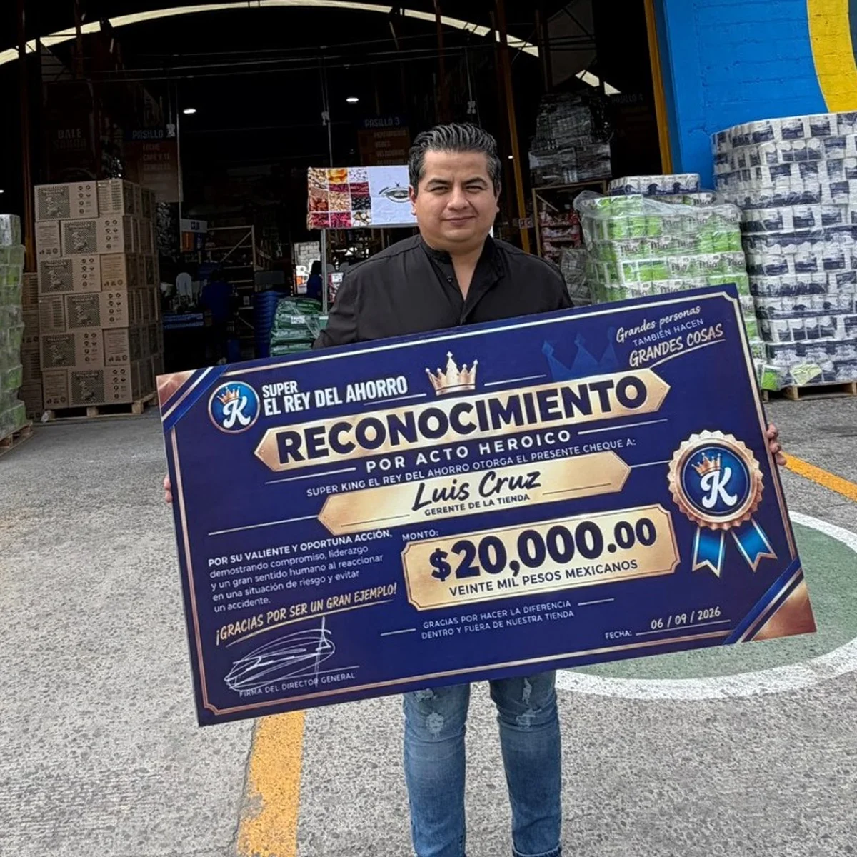 Homem que salvou menina de 3 anos de ser atropelada ganha prêmio da empresa