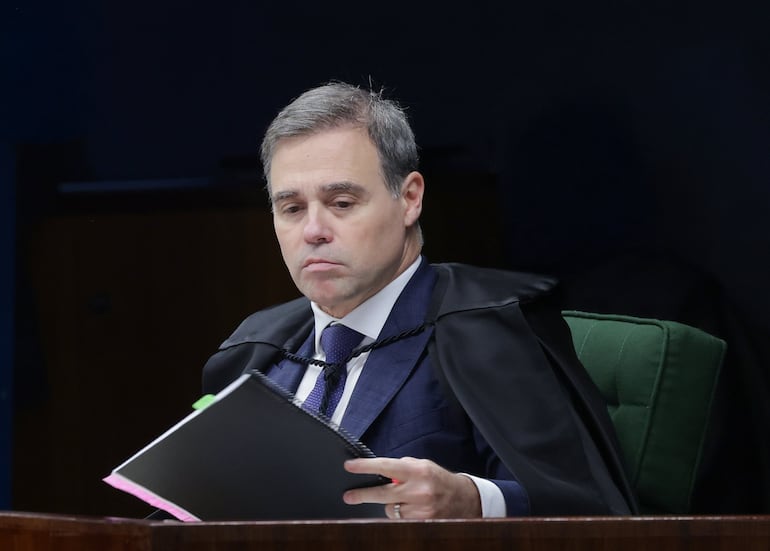 STF libera documentos que citam Flávio Bolsonaro, Jaques Wagner e Cláudio Castro
