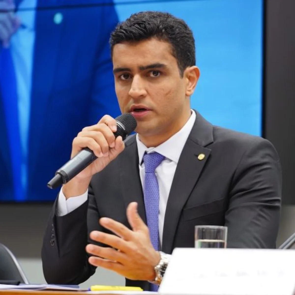 JHC aposta em assédio judicial contra mídia para abafar suspeitas sobre ele