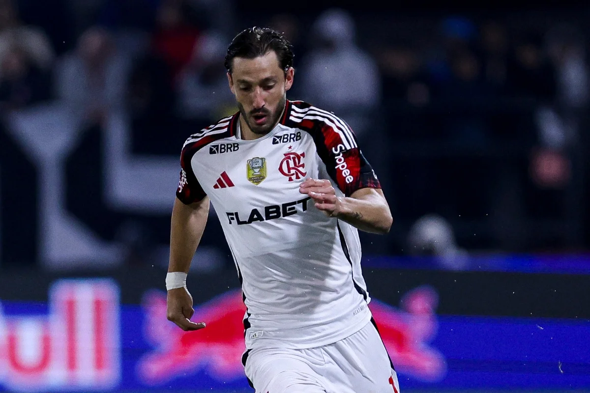 Cruzeiro negocia chegada de Viña, do Flamengo, no último dia da janela