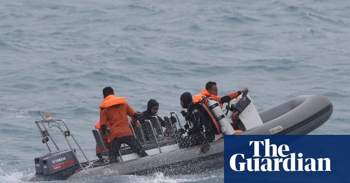 Equipes de resgate indonésias buscam por 140 pessoas após ferry colidir com mau tempo