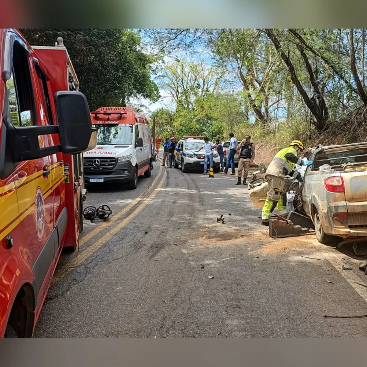 MG: homem fica preso às ferragens após batida frontal destruir caminhonete