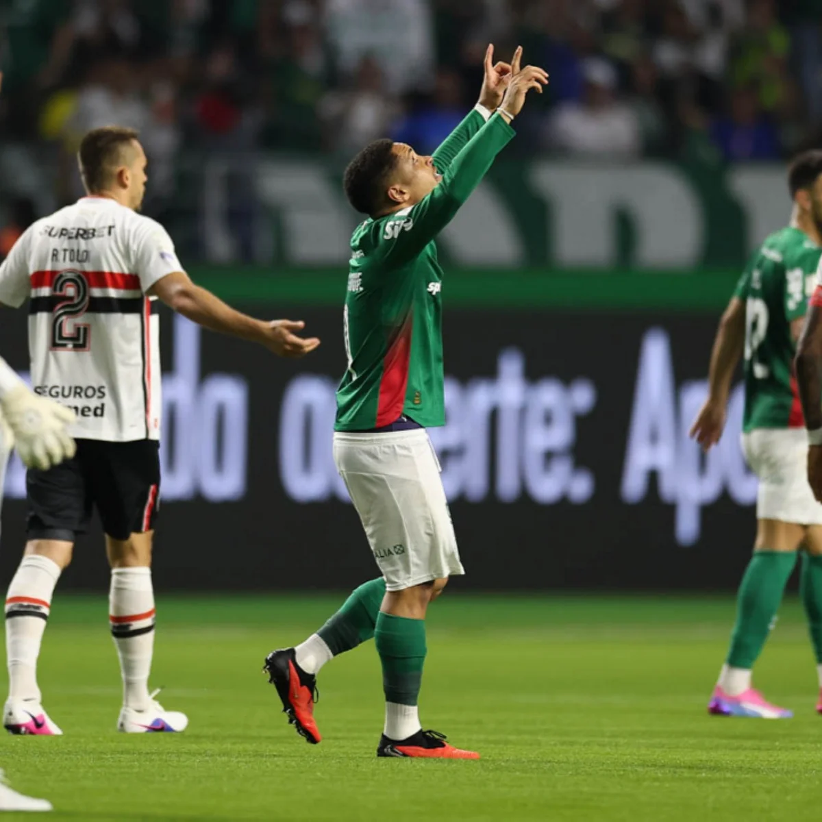Palmeiras derrota São Paulo e assume liderança provisória do Brasileirão