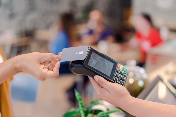 Como usar milhas para comprar passagem? Veja dicas para viajar de graça