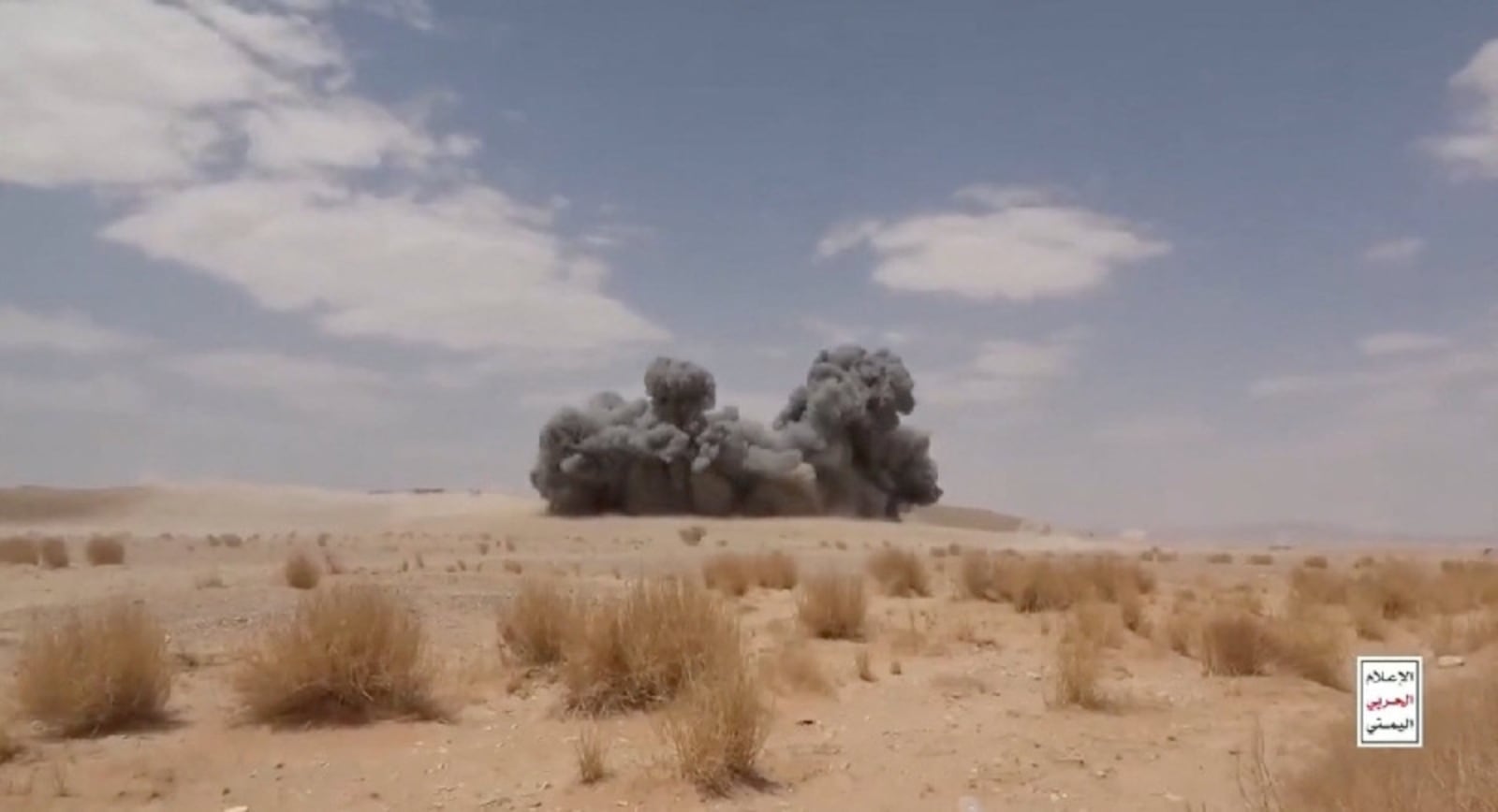 explosão com fumaça escura em meio ao deserto