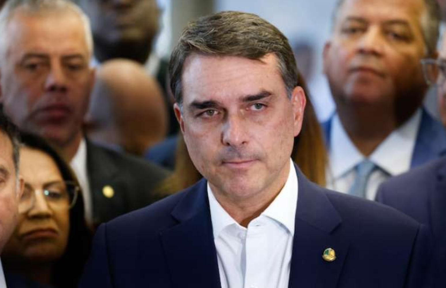 Fl&aacute;vio Bolsonaro teria viajado em mesmo avi&atilde;o que Moraes, em datas diferentes