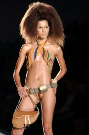 Sucesso no exterior, top model Raica Oliveira desfila no Metrópoles Catwalk