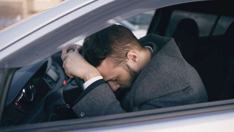 Carro elétrico causa enjoo? Entenda por que alguns passageiros podem passar mal